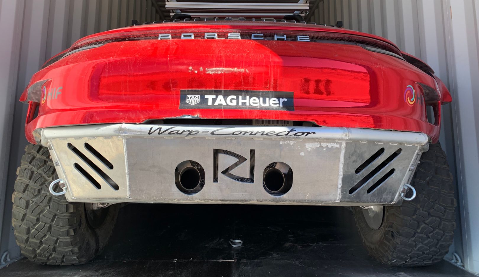Imponente vista posteriore: la scritta Warp Connector indica il sistema omonimo, che originariamente doveva trovare impiego nella Porsche 919 Hybrid (LMP1).