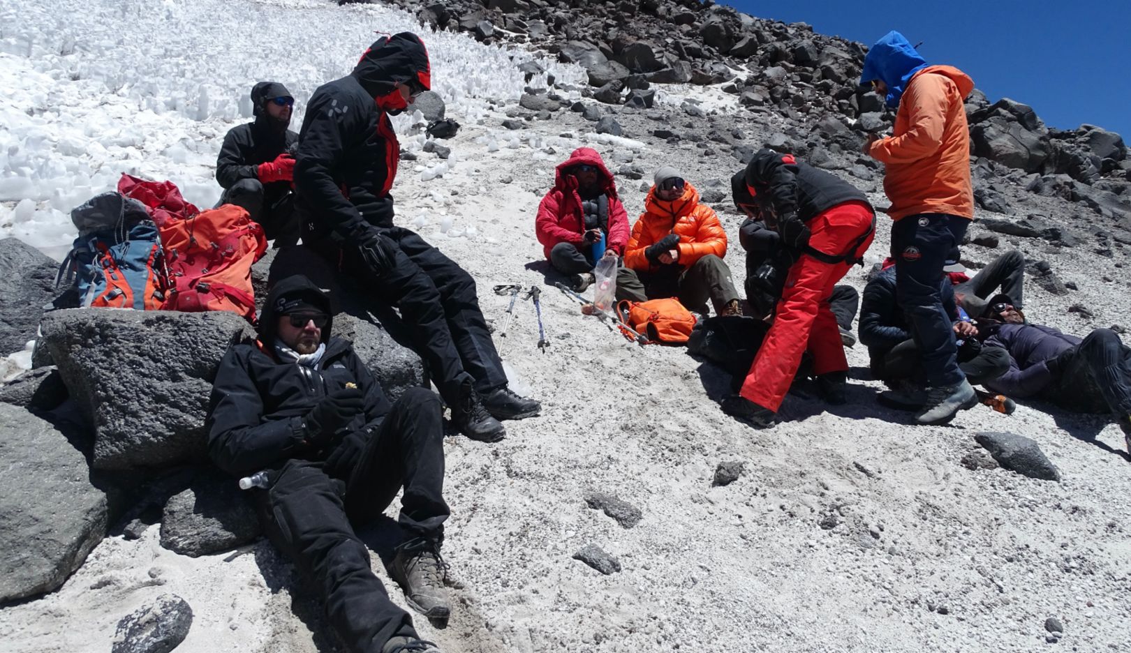 Explorando limites: A equipe foi completada por montanhistas europeus, guias de montanha chilenos e dois médicos experientes em escaladas. 