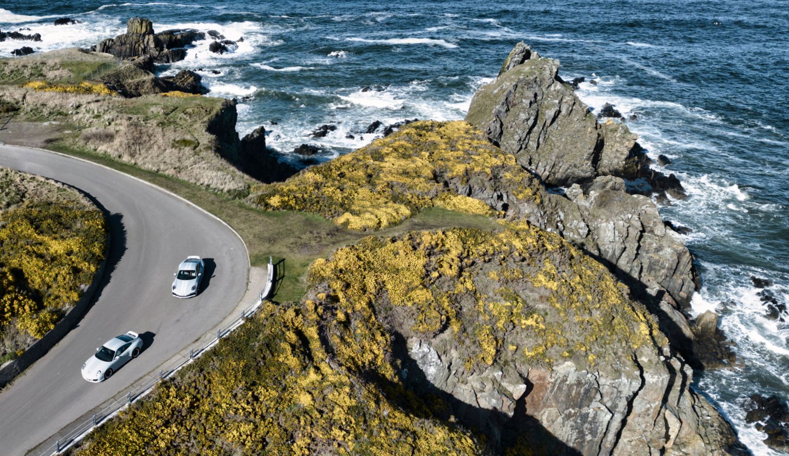 スコットランドのアバディーン周辺には、海岸に沿って曲がりくねった道が数多存在する。