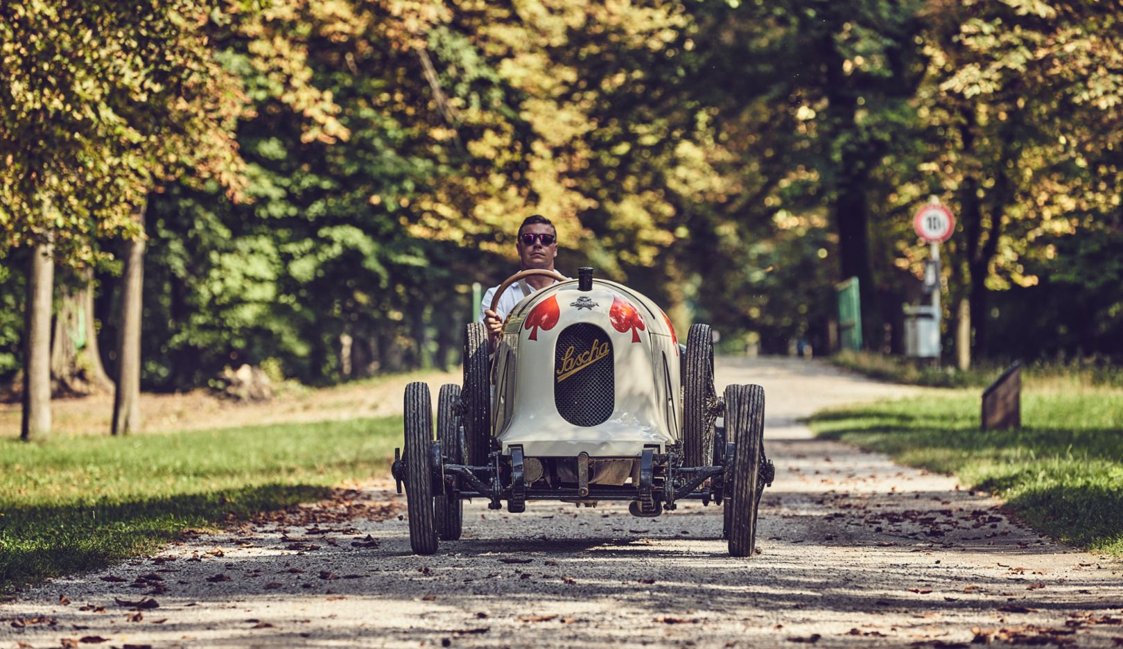 1922 年製レーシングカーは砂まみれのコースもなんのその。