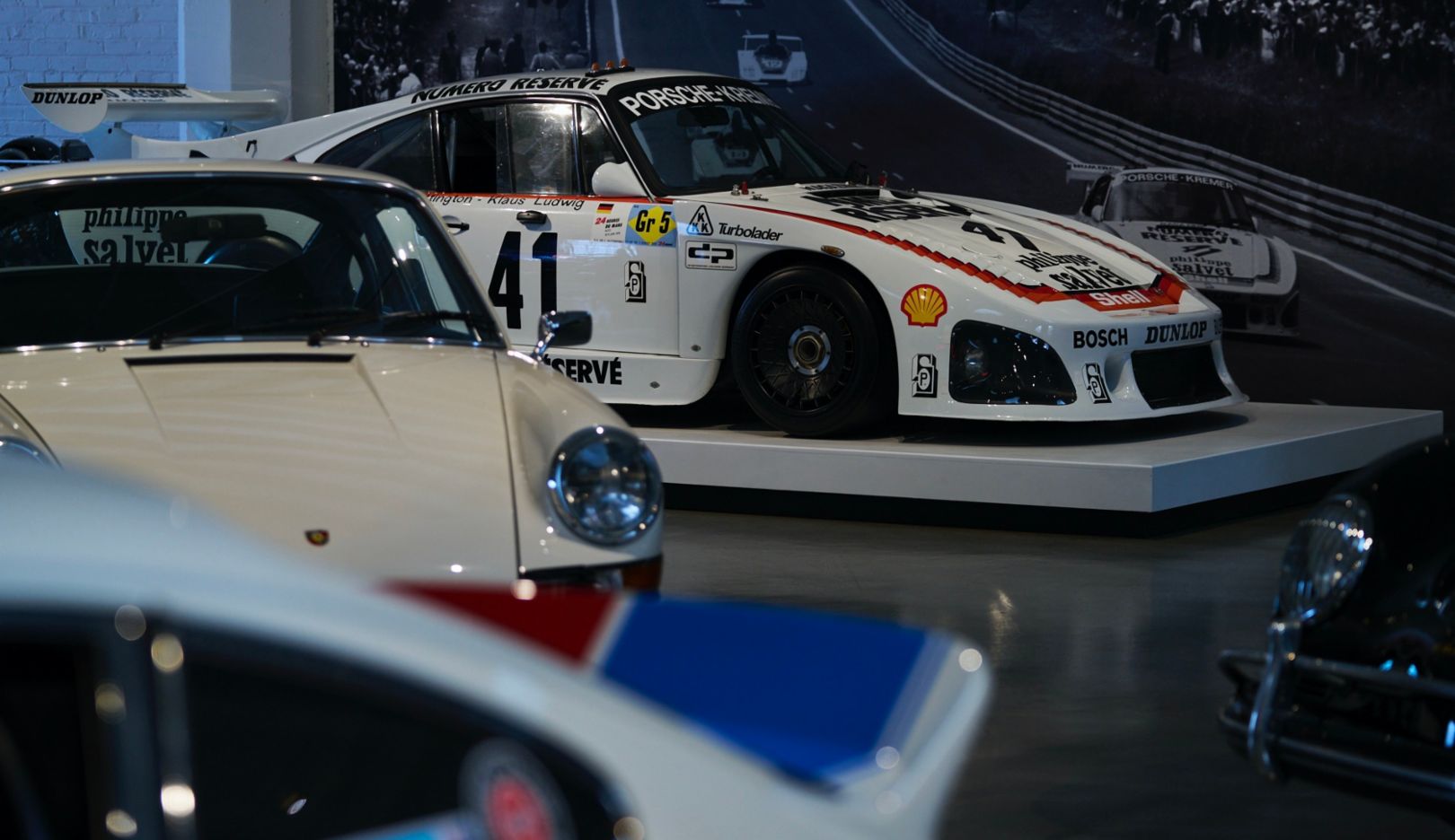 Vue par-dessus la queue de canard : la 935 n’est pas le seul modèle Porsche dans le garage de Meyer.