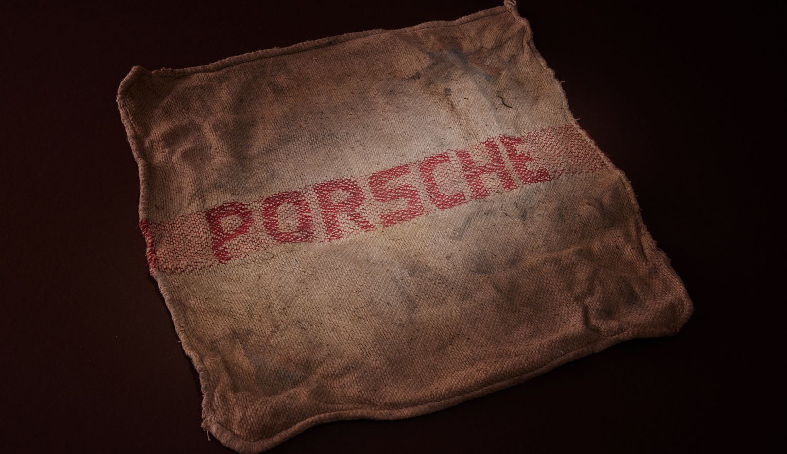 Più di 50 anni dopo, il panno della Porsche profuma ancora di olio.