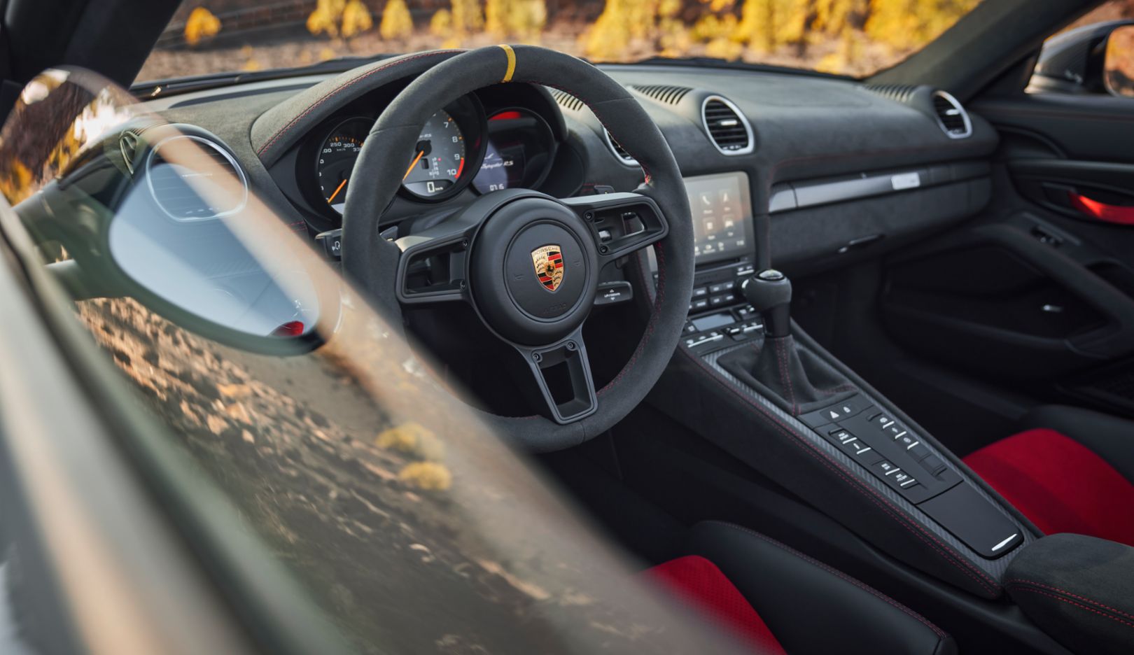 모터스포츠 특성과 함께 즐기는 오픈탑 드라이빙: 718 스파이더 RS의 전형적인 스티어링 휠에는 12시 방향 표시가 있다.
