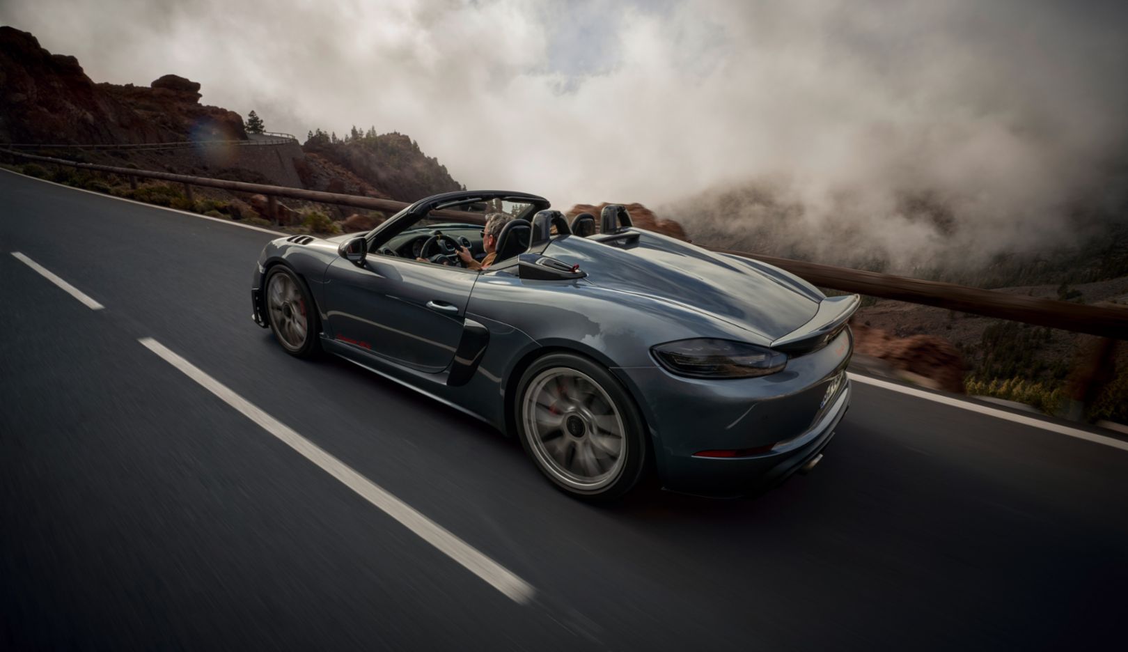 Sviluppato per i circuiti, messo a punto per i tortuosi passi di montagna: il telaio della 718 Cayman GT4 RS è stato adattato al concept della 718 Spyder RS.