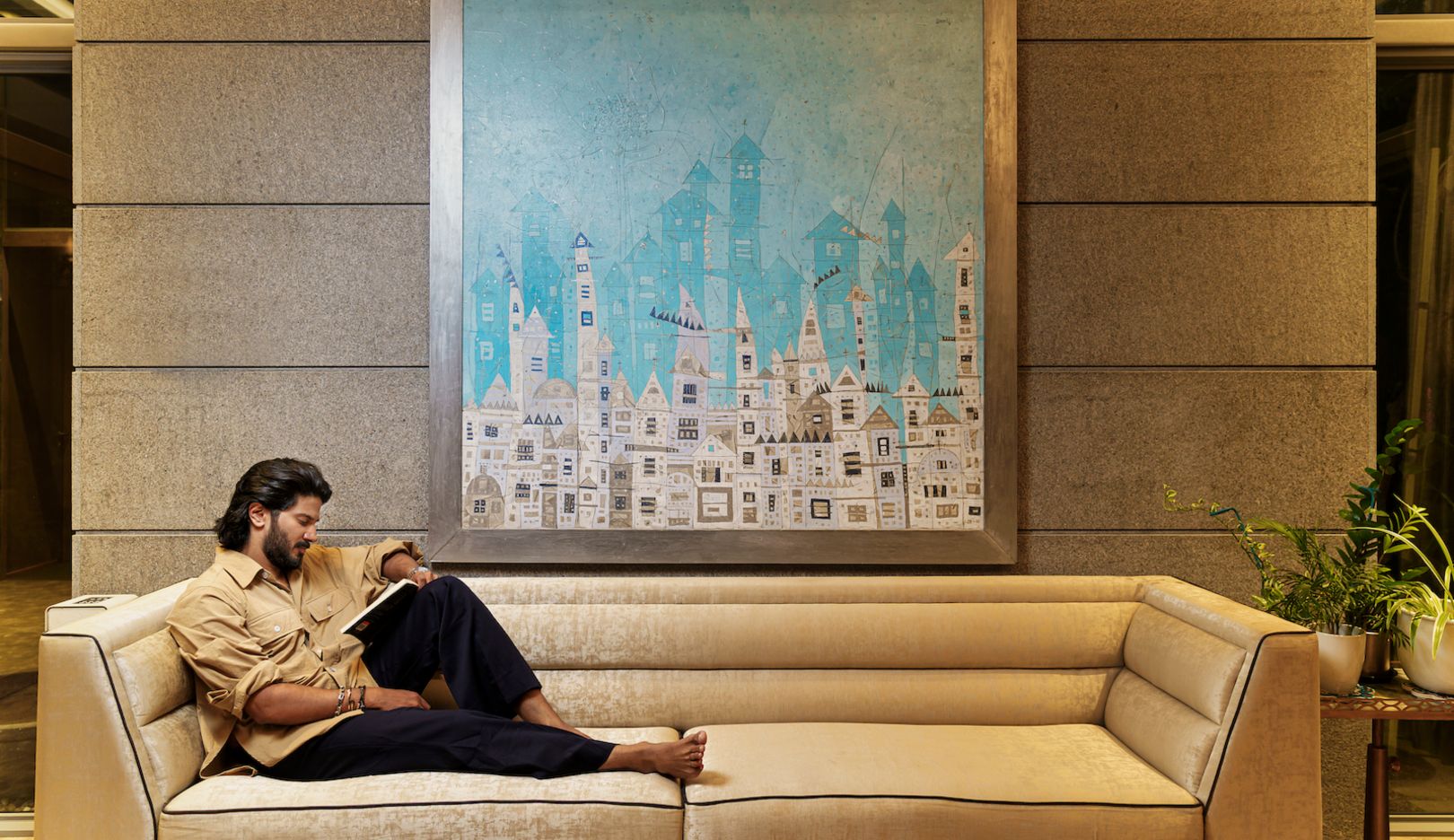 El arte y la cultura han acompañado a Salmaan desde su infancia. Aquí está sentado delante de un cuadro de la artista india Bhavna Sonawane. 