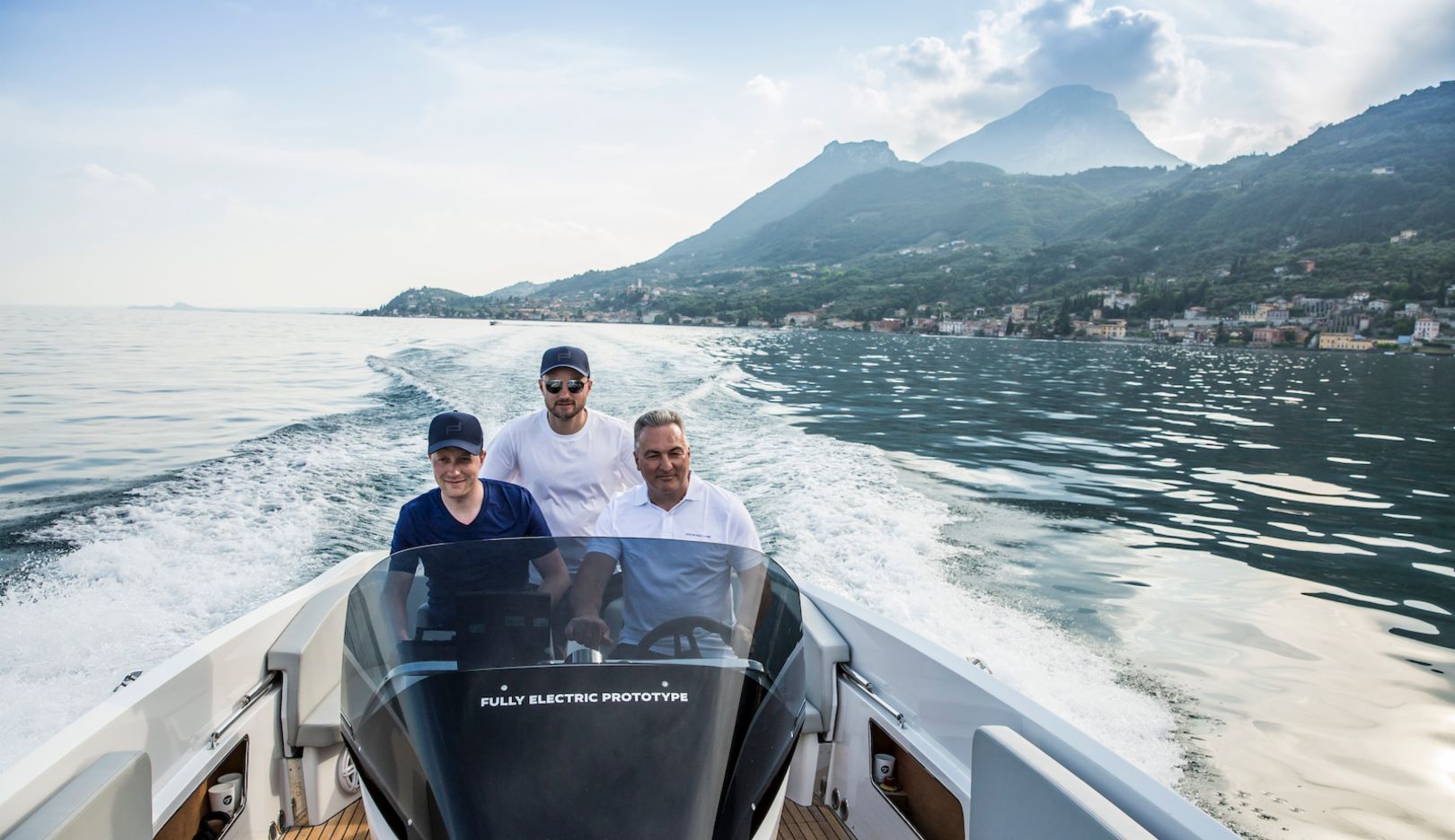 Moving dynamically across Lake Garda: Engine noise is a thing of the past.