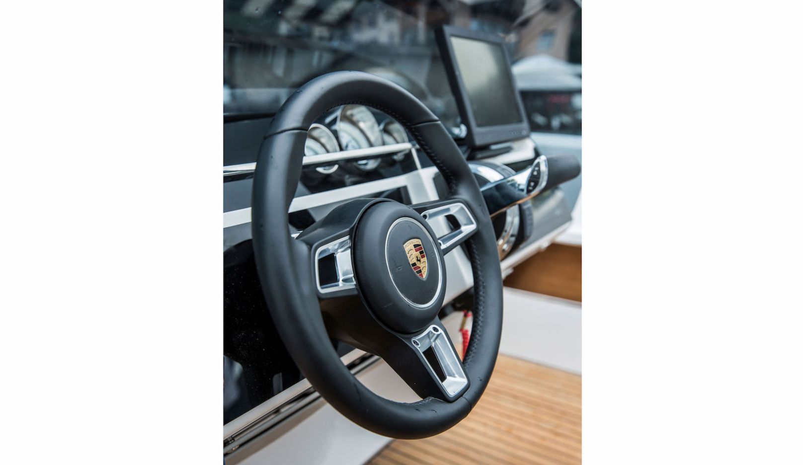 For use at sea, the steering wheel has been upholstered with saltwater-resistant imitation leather.