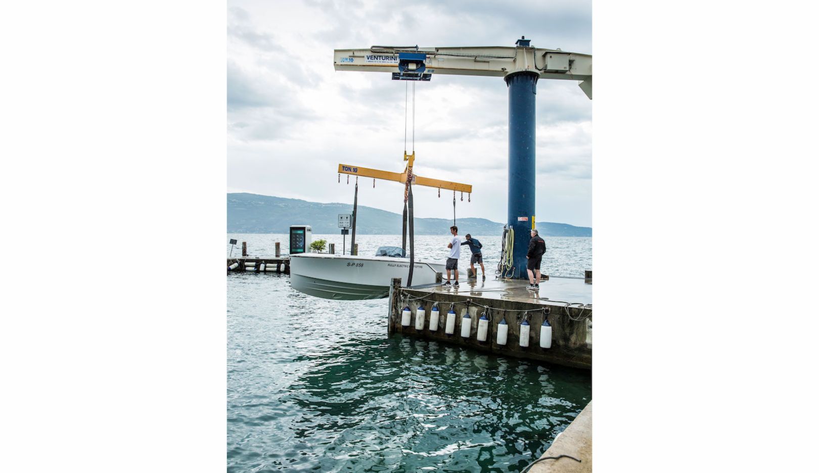 A successful test: After its spin on Lake Garda, the prototype is lifted out of the water again. 