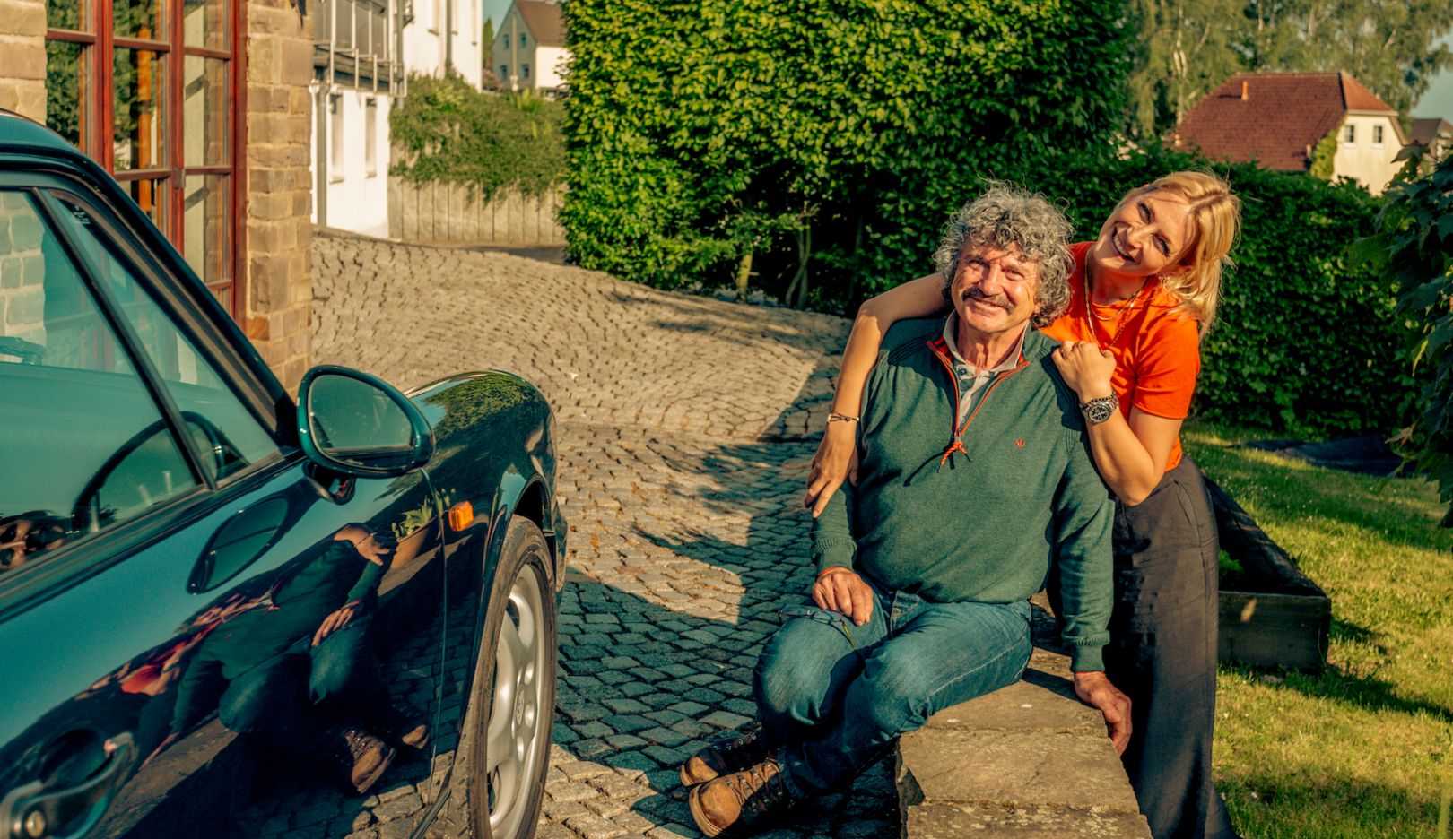 Laura Kukuk junto a su padre Klaus, de quien heredó su pasión por Porsche.