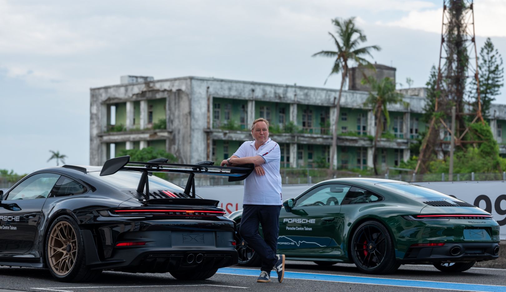 « Quand j’aurai 30 ans, je roulerai en Porsche ! » déclare un jour le futur chef étoilé allemand Thomas Bühner à ses parents. À 35 ans, il achète sa première 911, génération 964.