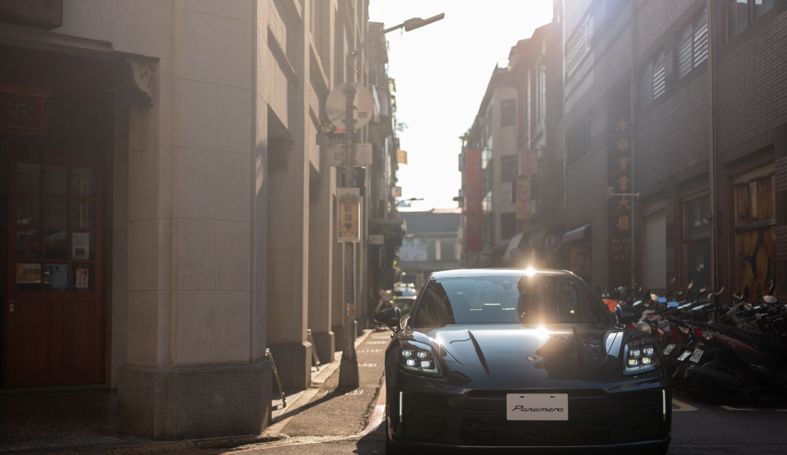 À bord de la Porsche Panamera, Bühner et Wu serpentent les routes étroites de Taipei. Leur destination : le marché nocturne.