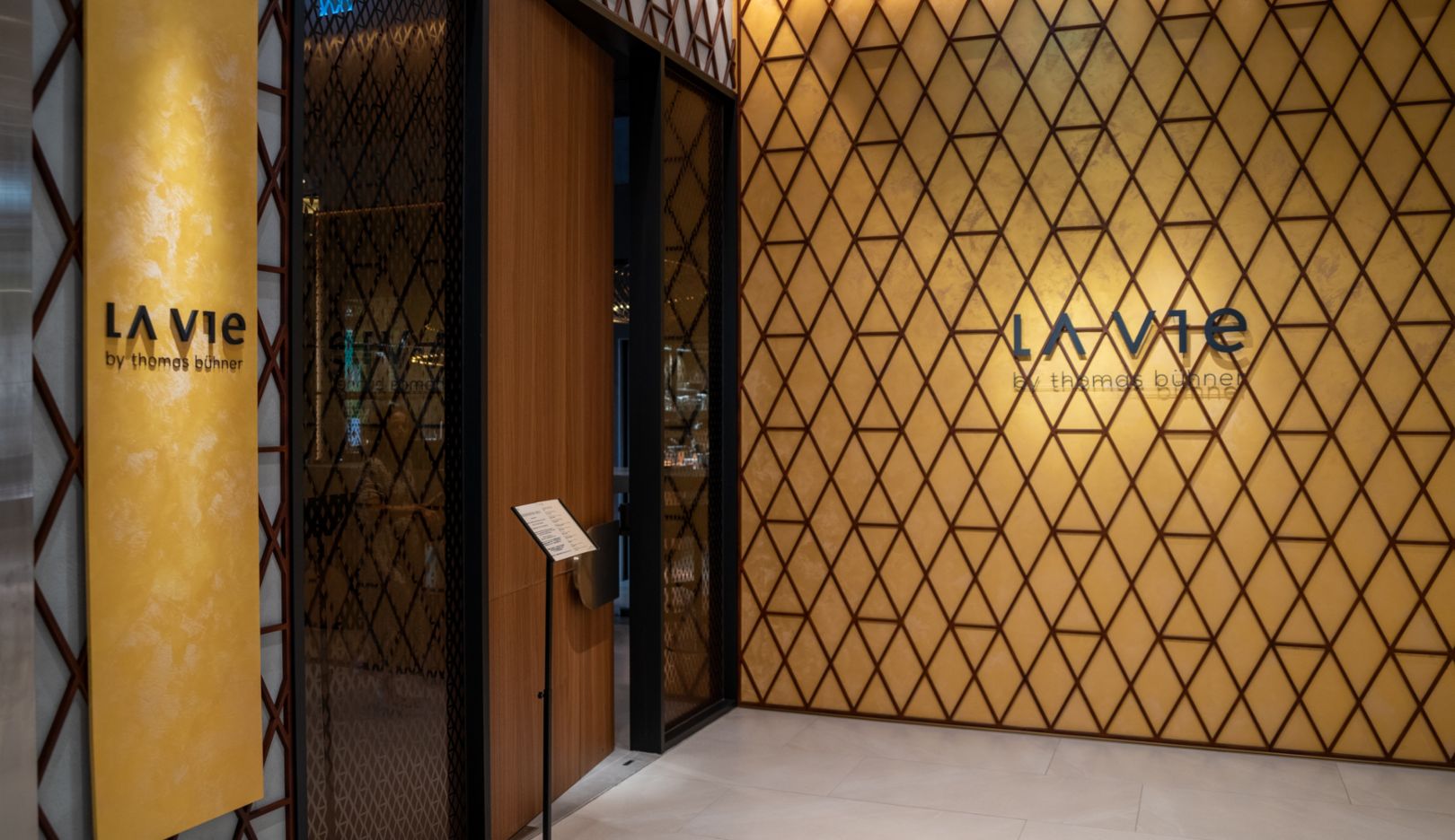 La première impression compte : de belles couleurs élégantes dominent quand on franchit la porte du restaurant « La Vie by Thomas Bühner ».