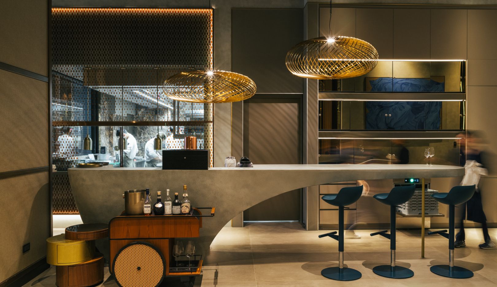 Beaux intérieurs : pour le design d’intérieur du restaurant, Bühner a engagé Olaf Kitzig du studio de design Kitzig. C’est avec lui que le chef réalise tous ses projets dans le monde entier.