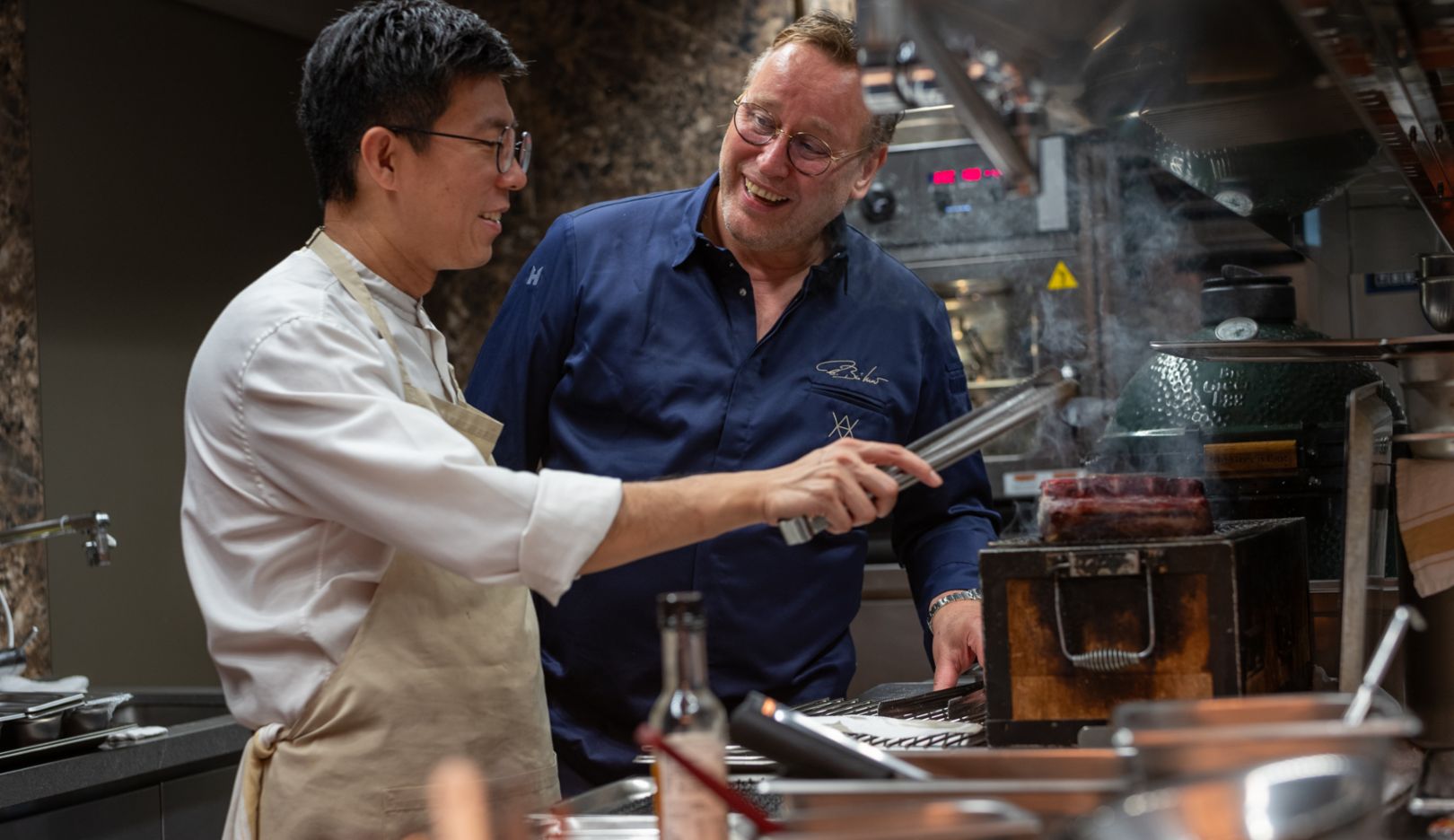 Frères dans l’âme : Bühner fait entièrement confiance à son chef de cuisine originaire de Hong Kong, Xavier Yeung.