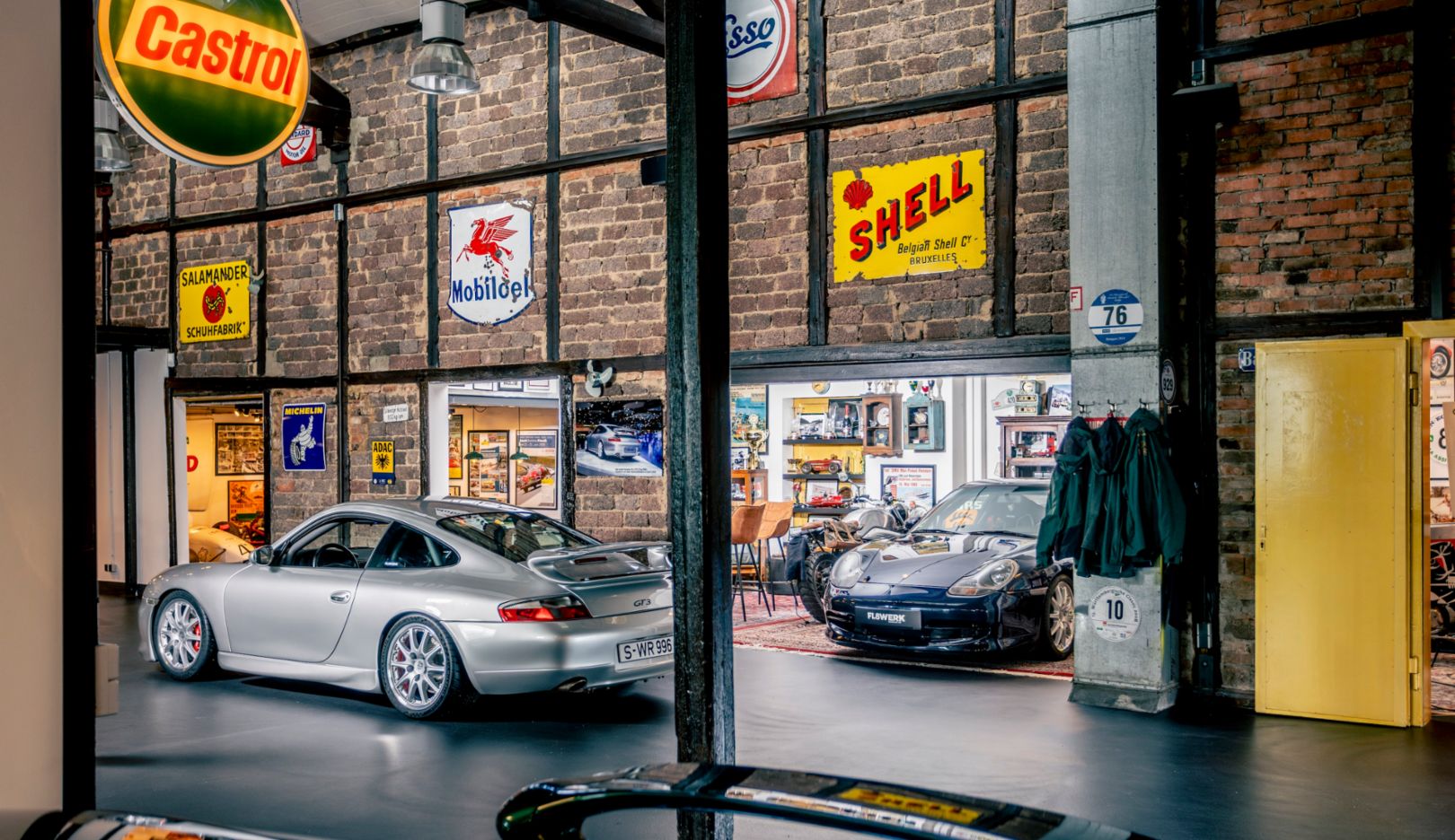 世上罕见：停满 911 GT3 (996) 跑车的车库。