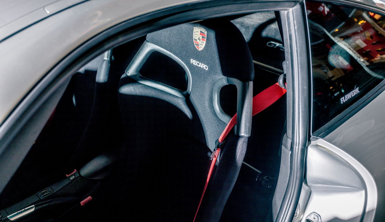 内部一瞥：911 GT3 (996) 配备了覆有耐热阻燃诺梅克斯 (Nomex) 材料的座椅、固定式防滚架和六点式安全带。