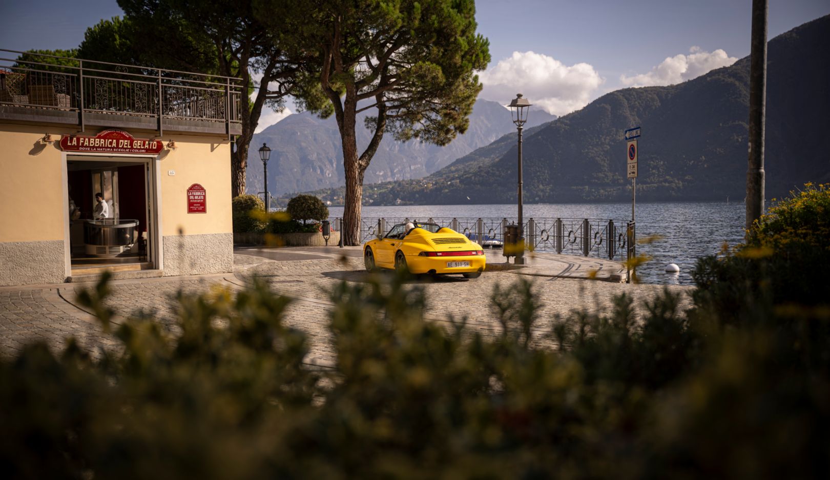 O 911 Speedster (993) nas margens do Lago de Como.