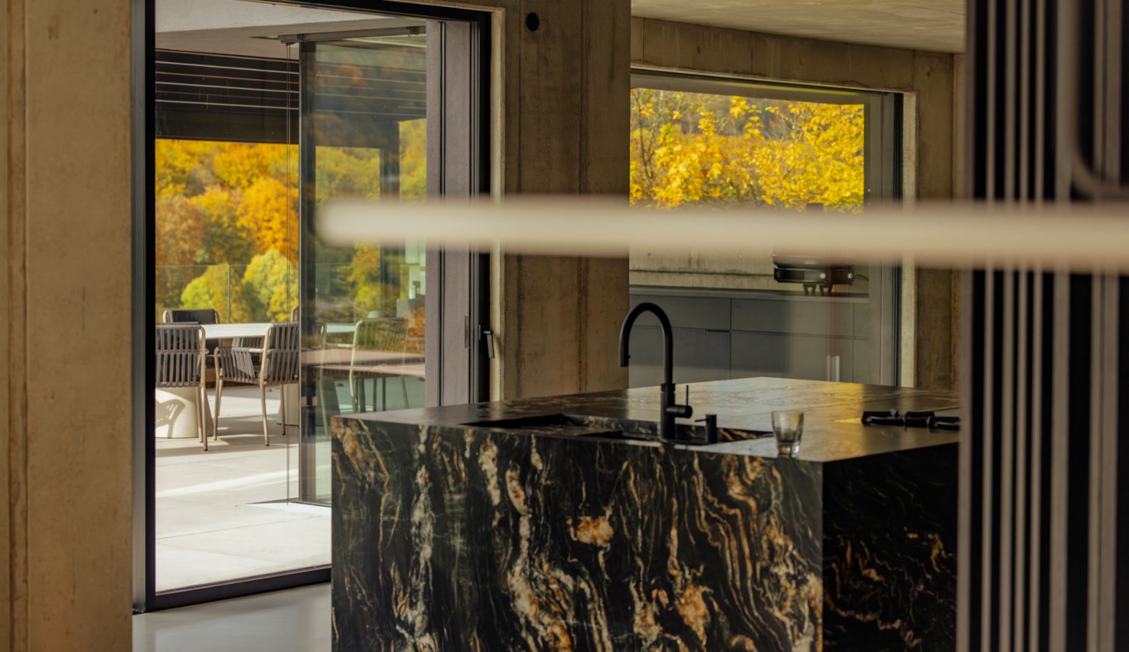In cucina, terrazza o garage: la casa di Markus Flossmann si caratterizza per l'uso di materiali raffinati.