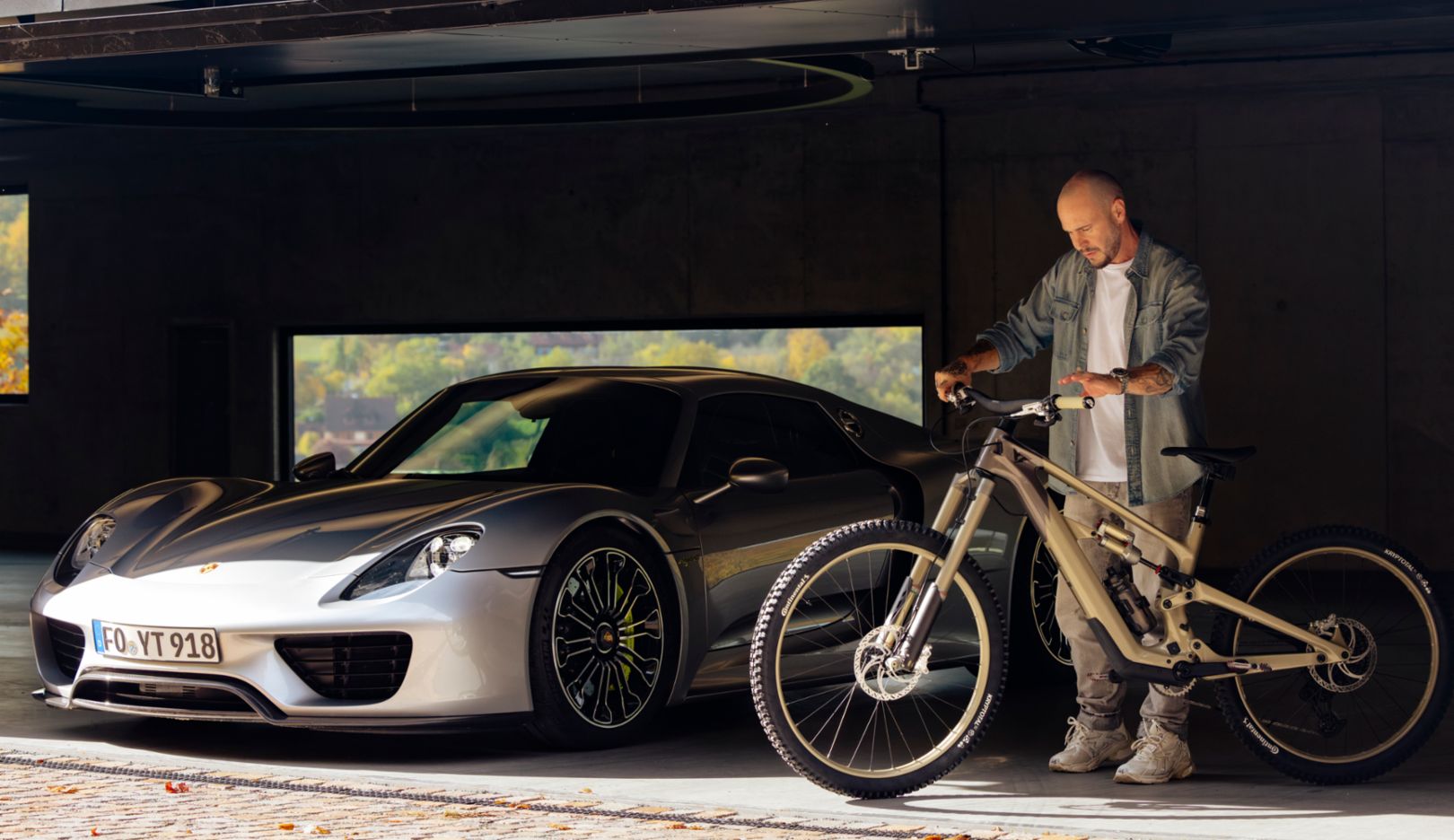 Motore sportivo: Markus Flossmann con la YT Decoy SN e la sua 918 Spyder.