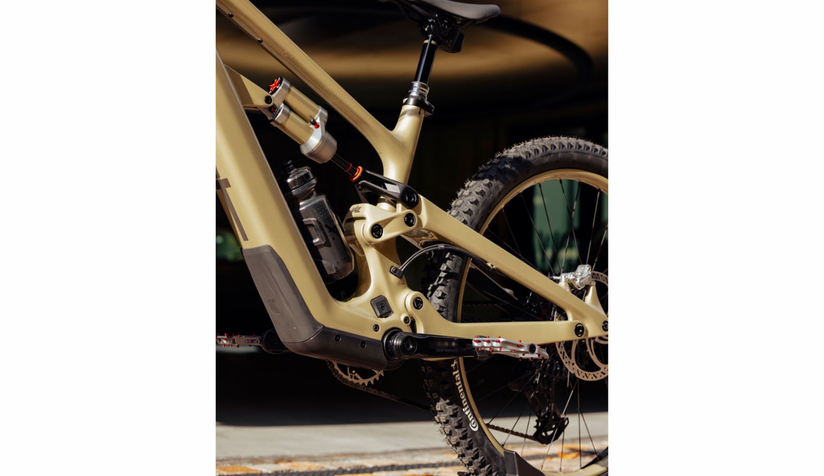 La mountain bike elettrica YT Decoy SN con motore di Fazua, brand del gruppo.