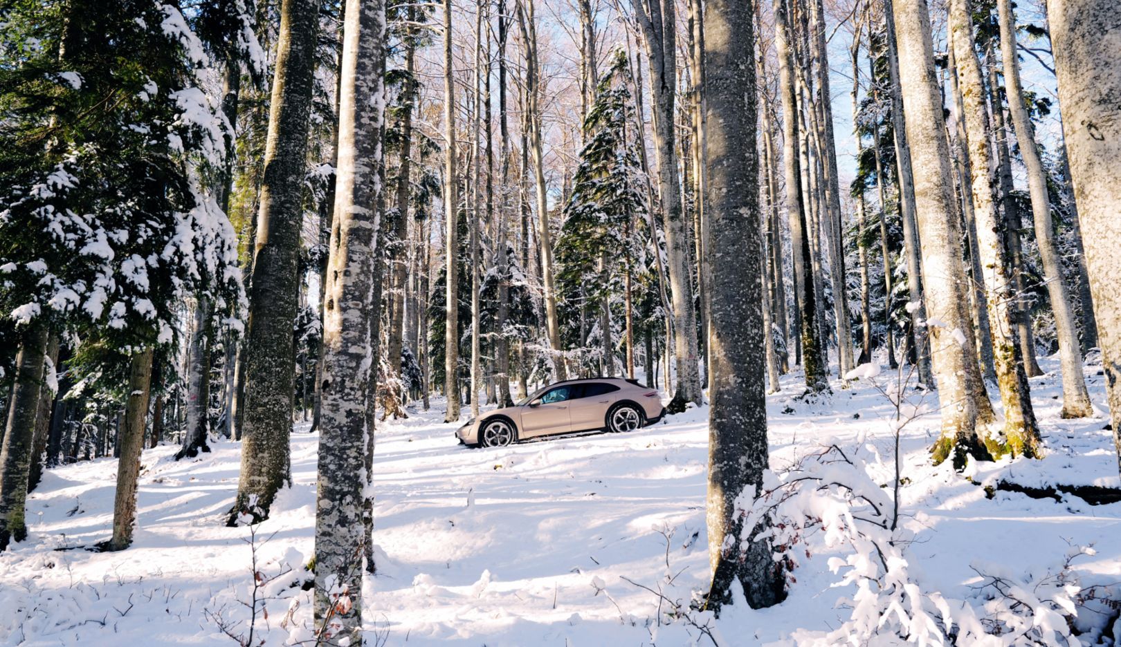 In the Slovenian mountain landscape outside the city, Nika Zupanc discovered a new passion: Dynamic driving in her Taycan. 