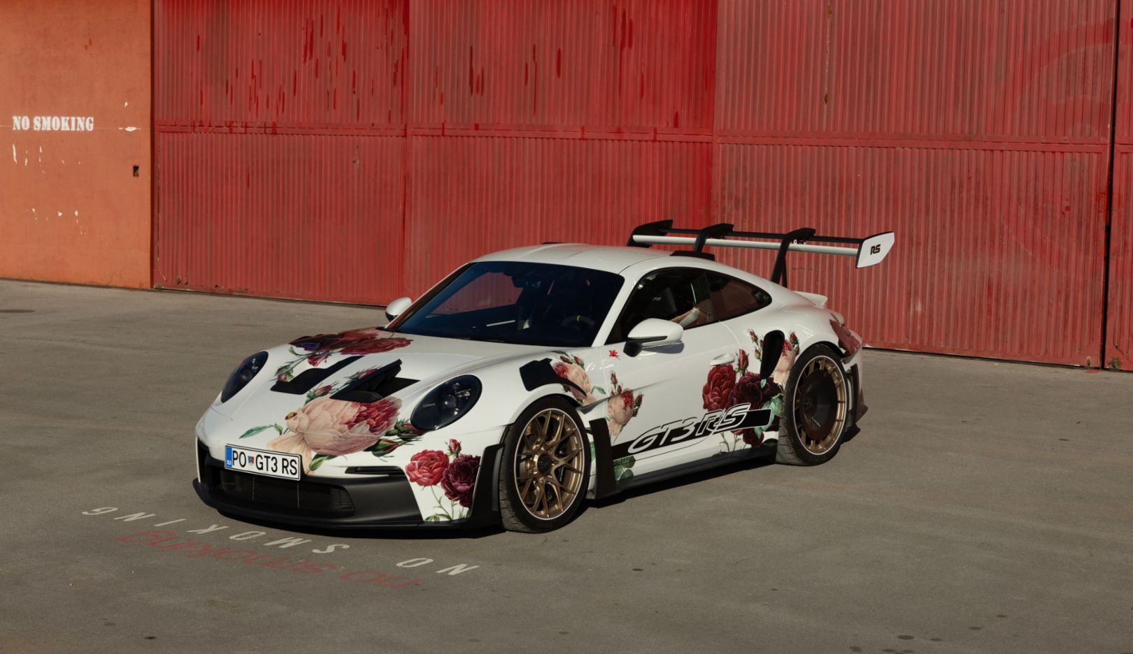 Artwork: For the Christophorus photo shoot, Nika Zupanc’s design adorned the 911 GT3 RS of a friend. She had already used the rose design on an art car, which she created in collaboration with the Ljubljana Porsche Center in 2022.