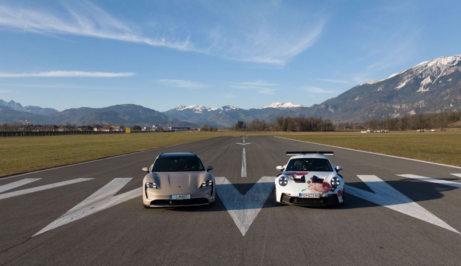 Sporty pair: The Taycan 4 Cross Turismo and the 911 GT3 RS at an airfield near Ljubljana.