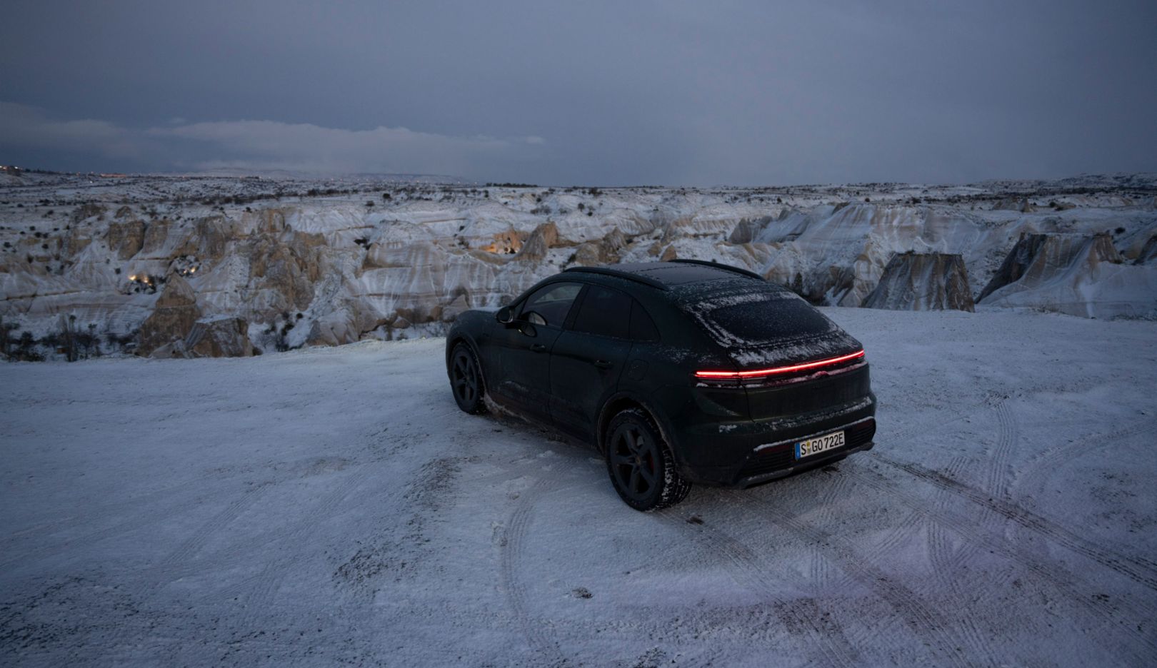 Yesterday sunshine, today snow: Conditions in Cappadocia can change quickly – the Macan masters such challenges with ease.
