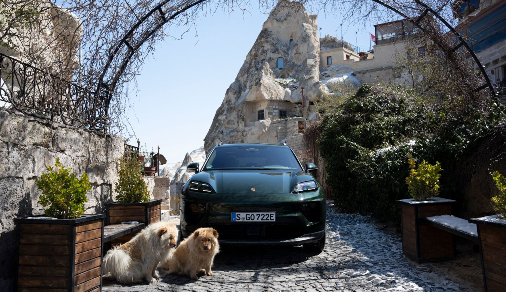 Break in Göreme: Even our four-legged friends are impressed by the Macan.