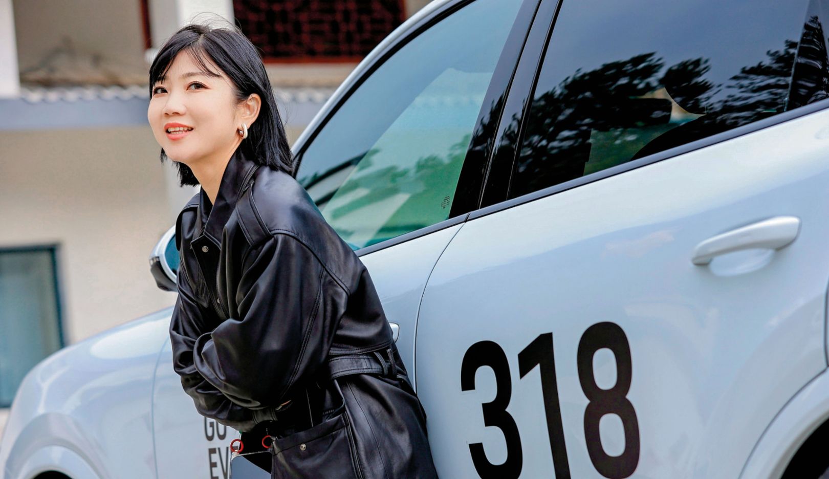 美學辯證：邱婕私用座駕為 911，在這次壯遊中，她興致勃勃地體驗了 SUV 車系： 「對我而言，設計始終是首要考量。」