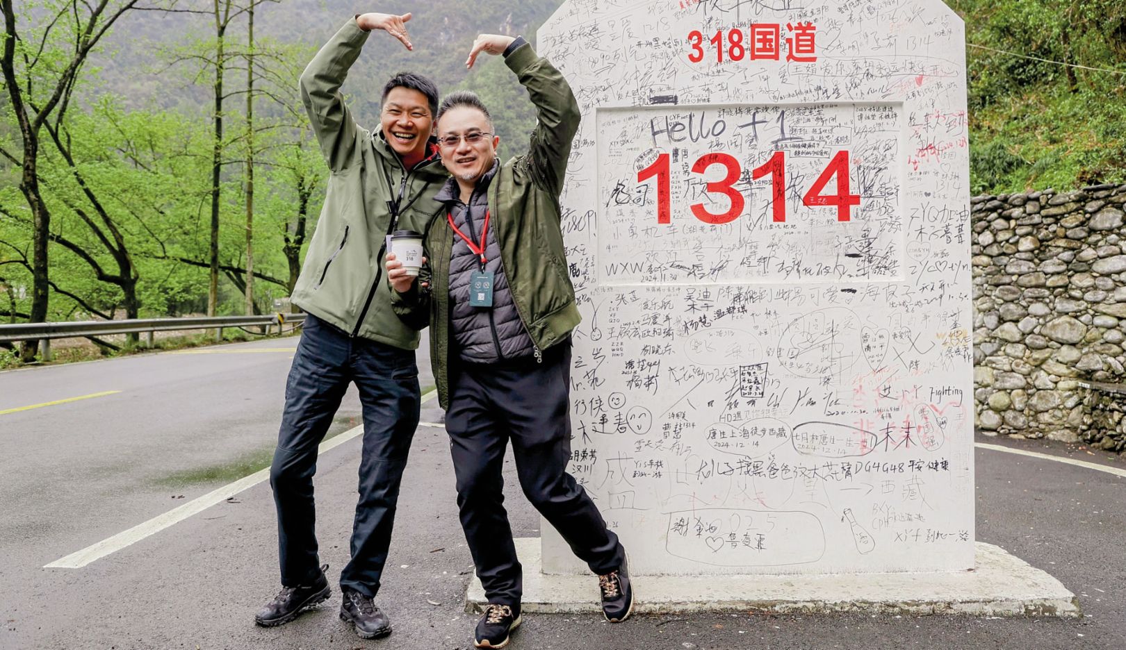 傳奇定格：萬方（右圖）實現「一生必駕 318」的壯志， 於鏡頭前留下歷史性瞬間。