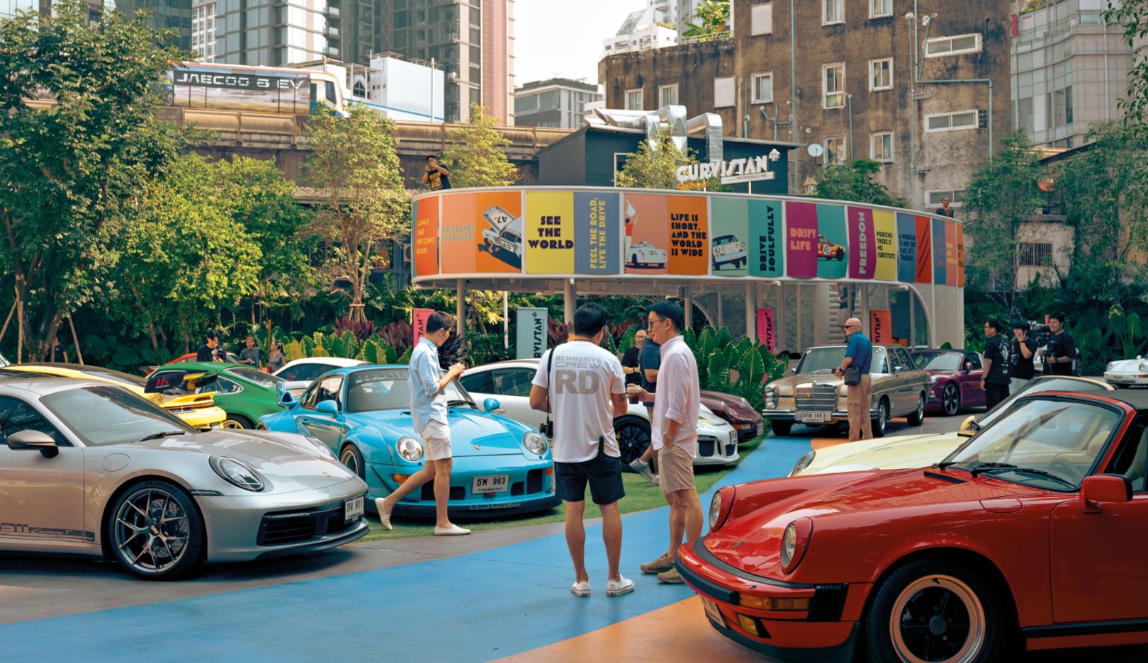 Gathering point: These days, there are always a few Porsche vehicles parked in front of Curvistan Bangkok in the Thonglor district, which is a huge magnet especially for fans. It is a popular meeting point for local Porsche enthusiasts such as the Renndrive group, which was founded by Sihabutr “Tenn” Xoomsai.