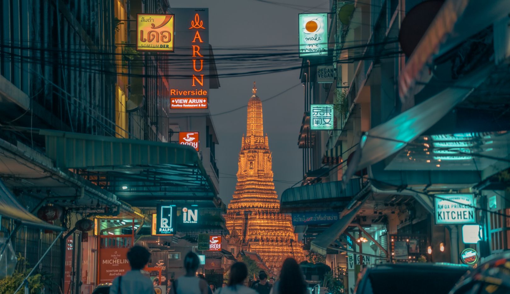 On a walk through the town center, the city icon Wat Arun is omnipresent.