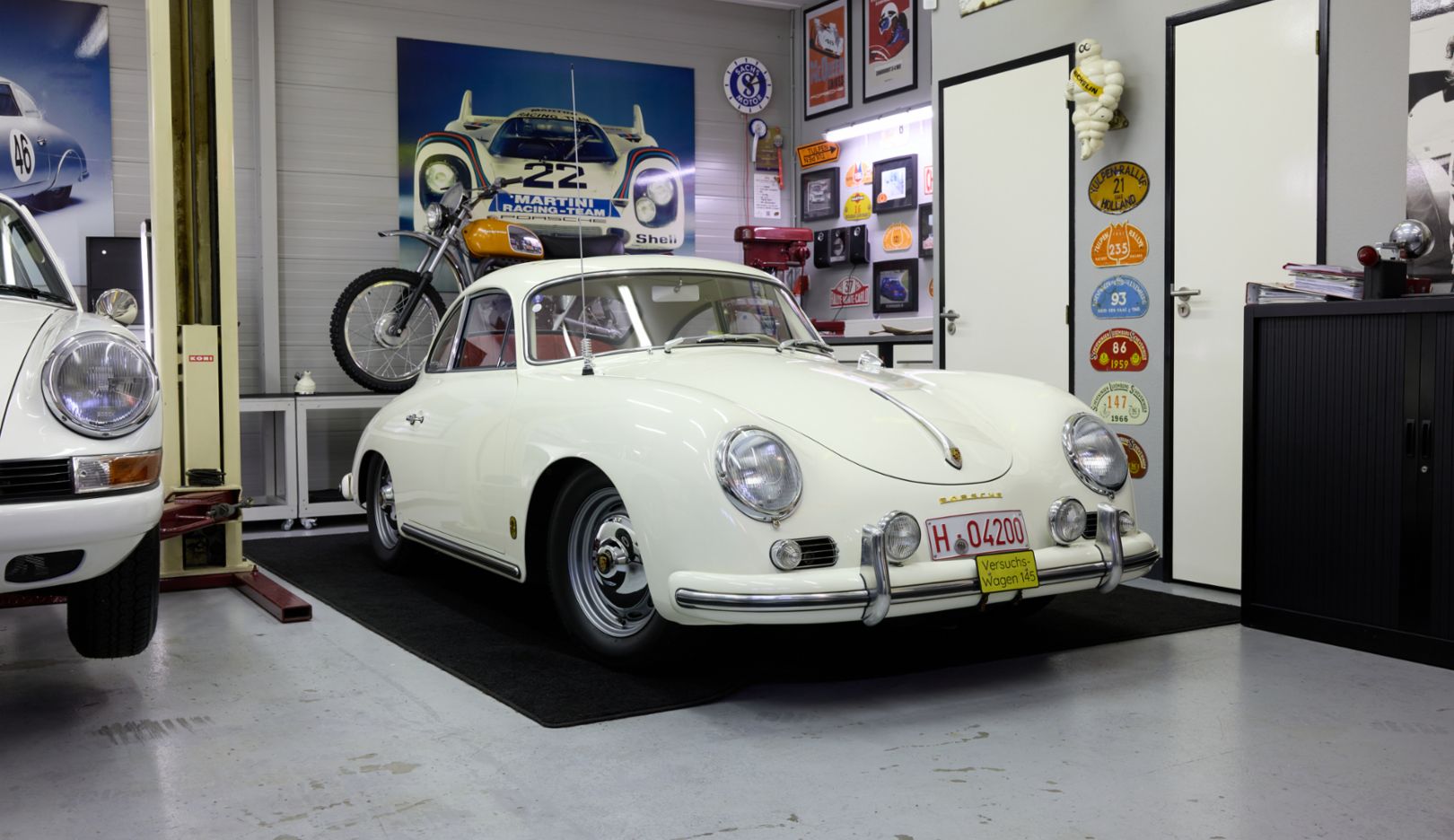 A look into Henk Spin’s garage: Next to the unique 356 of the Dutchman, his next restoration project, an original 911, awaits its turn.
