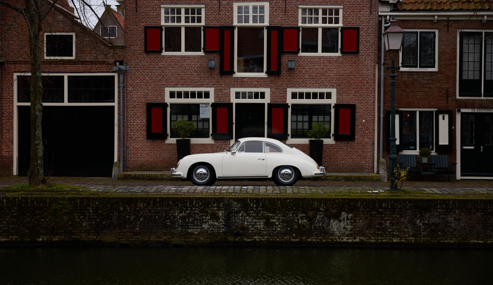The 356 next to the canal at Korenmarkt in Hoorn.