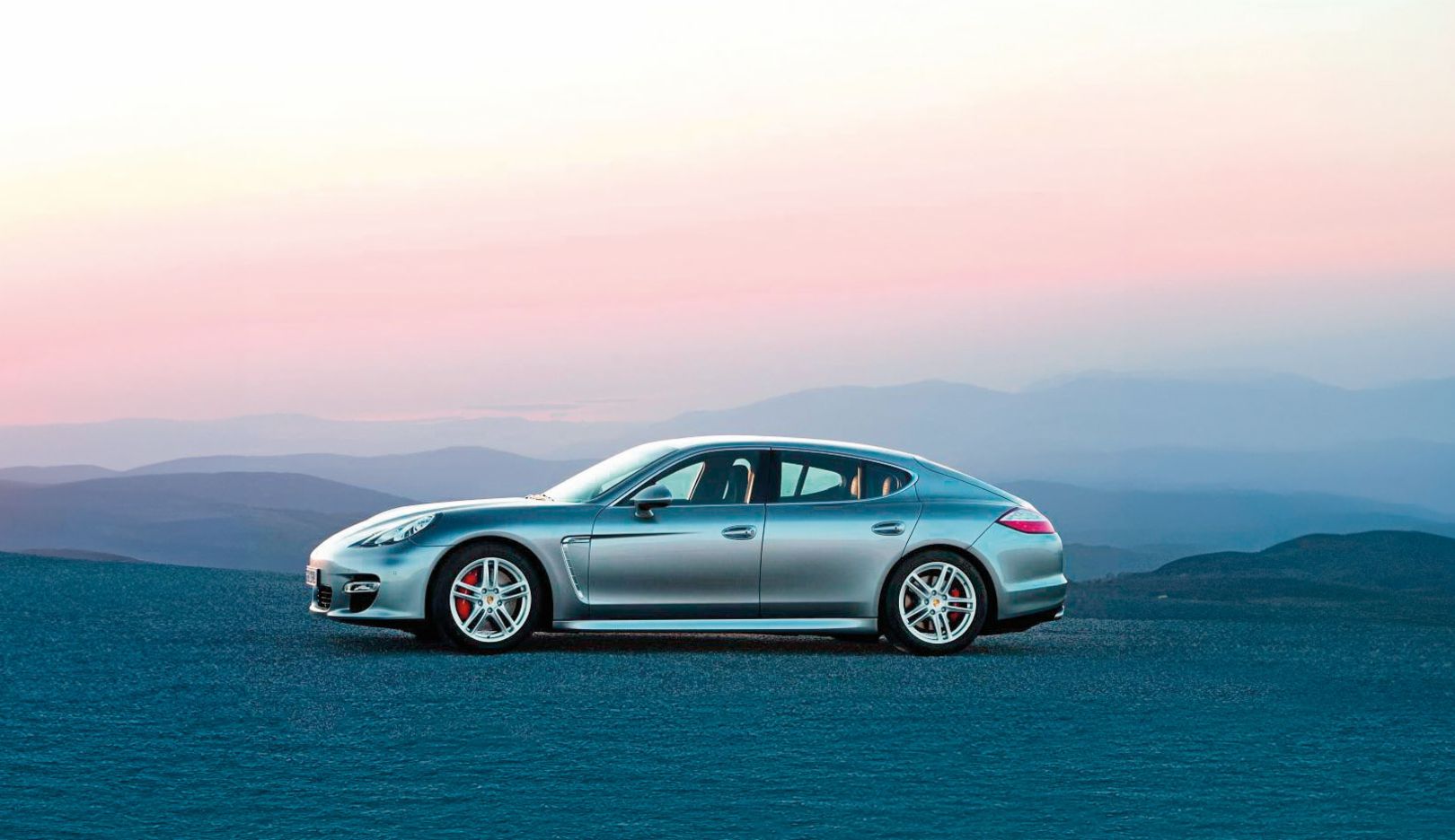 2009: con la Panamera, Porsche entra con uno stile tutto suo nel mondo delle berline ad alte prestazioni e il mercato italiano apprezza.