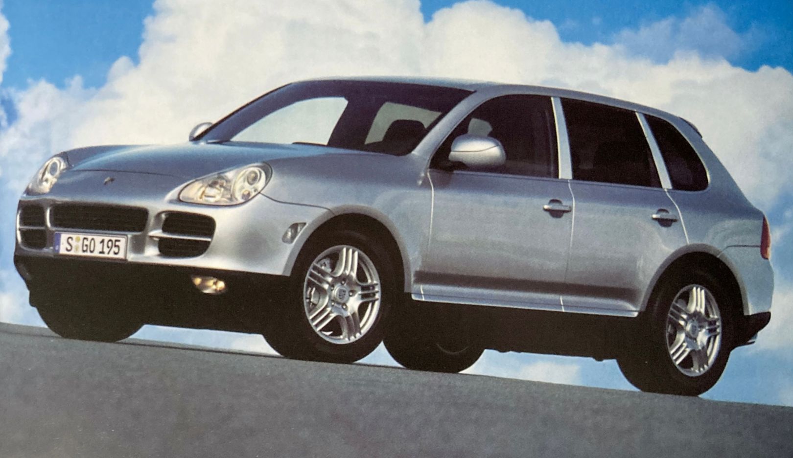 2002: con la Cayenne, Porsche inaugura una nuova famiglia di modelli. Il mercato premia la filiale italiana, che raggiunge quota 3.000 auto vendute. Nello stesso anno nasce il Porsche Sci Club.
