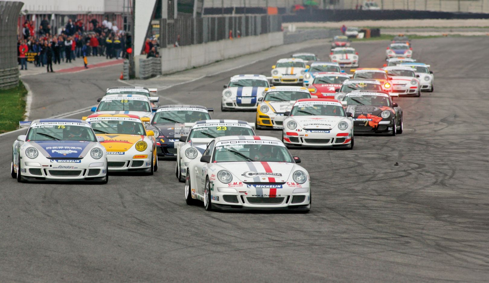 2006 & 2007: un altro anno record per le vendite, che abbattono il muro delle 5.000 auto, di cui più della metà del modello 911. I clienti scendono finalmente in pista! La prima edizione della Porsche Carrera Cup Italia inaugura una serie che si rivelerà in continua crescita numerica e qualitativa.