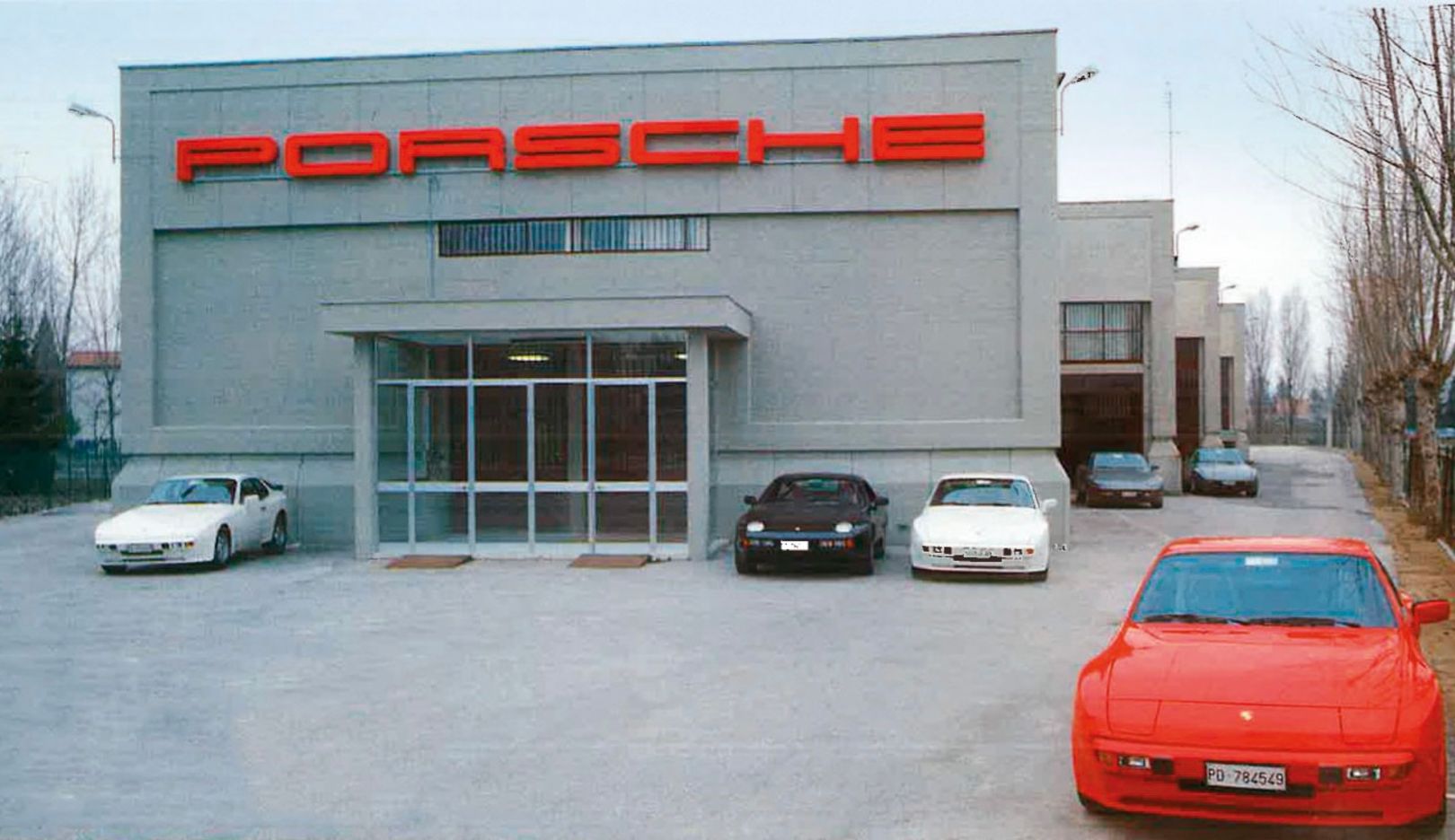 1985: su iniziativa di Walter Walcher, che ne è Presidente, nasce Porsche Italia SpA. La società ha sede a Padova, in via Ca’ Stimabile, e diventa operativa da gennaio 1986.