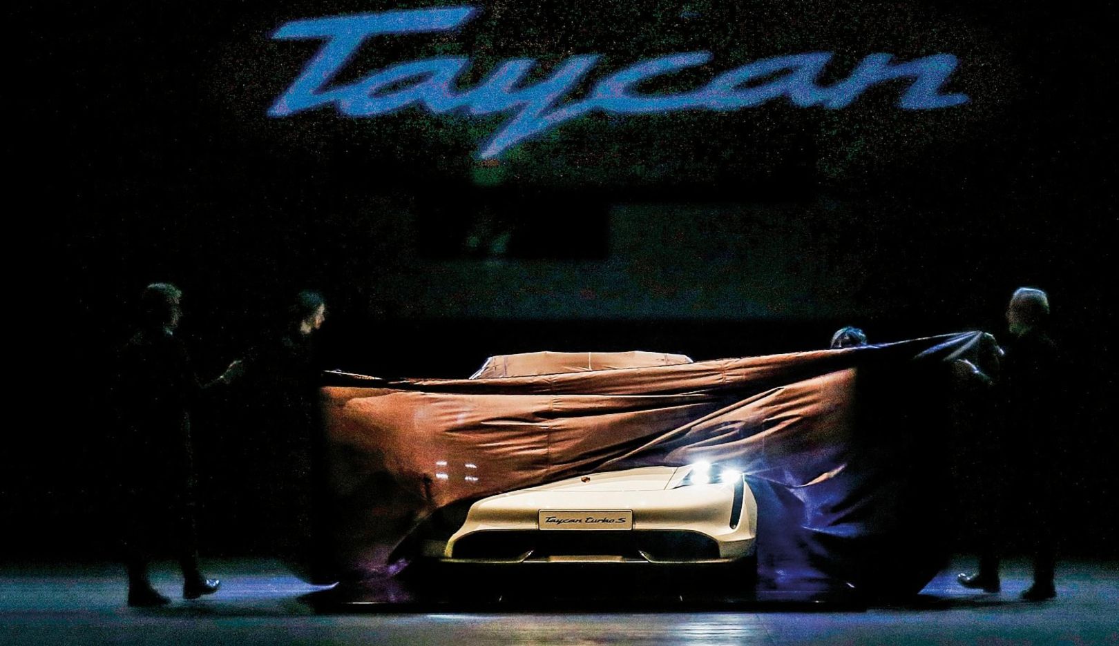 2019: con la presentazione della Taycan, Porsche approda alla mobilità elettrica ad alte prestazioni, una novità che riscuote grande interesse sul mercato italiano.