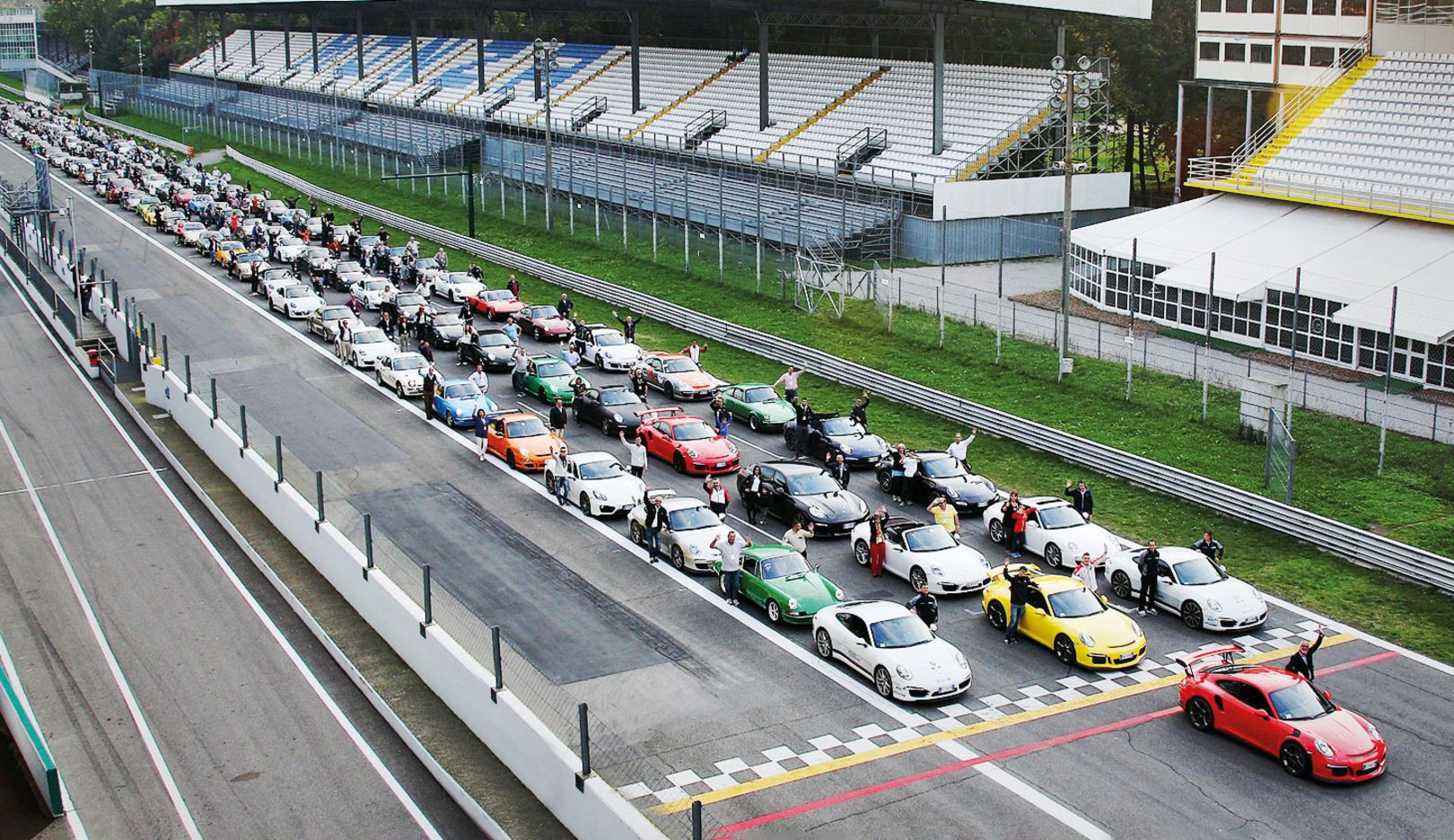 2015: la prima edizione del Porsche Festival raduna all’autodromo di Monza oltre 1.000 appassionati che danno vita ad una parata di 400 auto in pista. L’occasione sono i festeggiamenti dei 30 anni della filiale italiana.