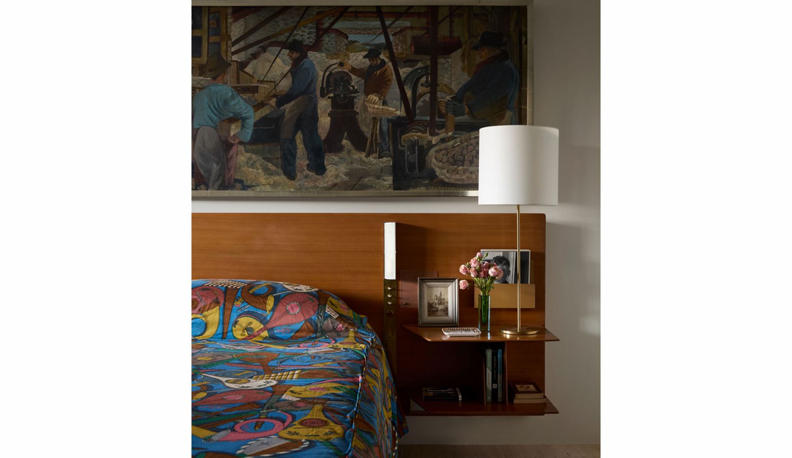 Persönliche Eindrücke gewinnen wir bei einem Blick in Harris' Schlafzimmer – Kunst und Design sind hier im Einklang.