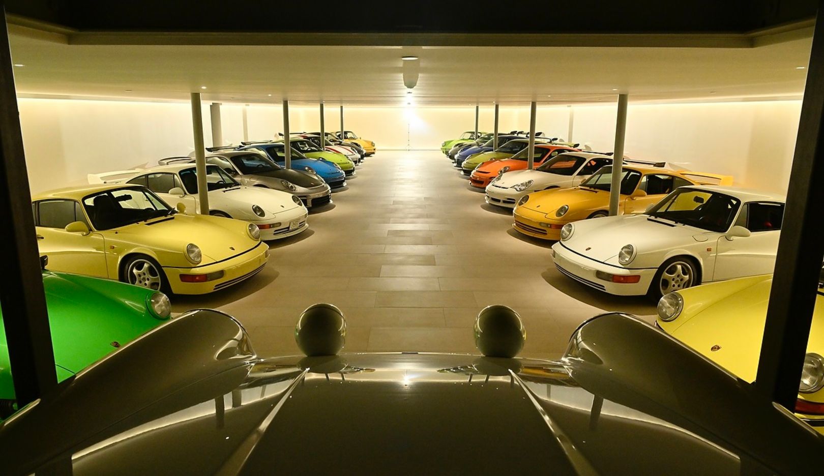 Der Fahrzeug-Aufzug befördert einen mit dem Sportwagen direkt in die imposante Garage von Steven Harris.