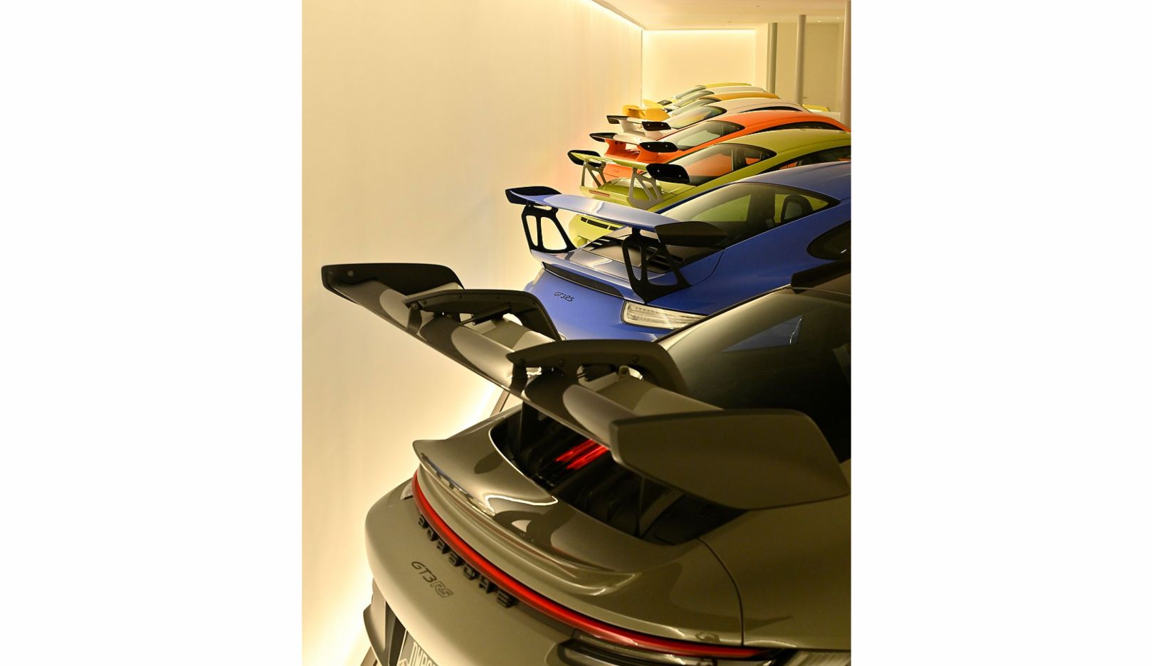 In der Garage wartet eine eindrucksvolle Porsche-Sammlung. Unter anderem diverse 911 GT3 RS.