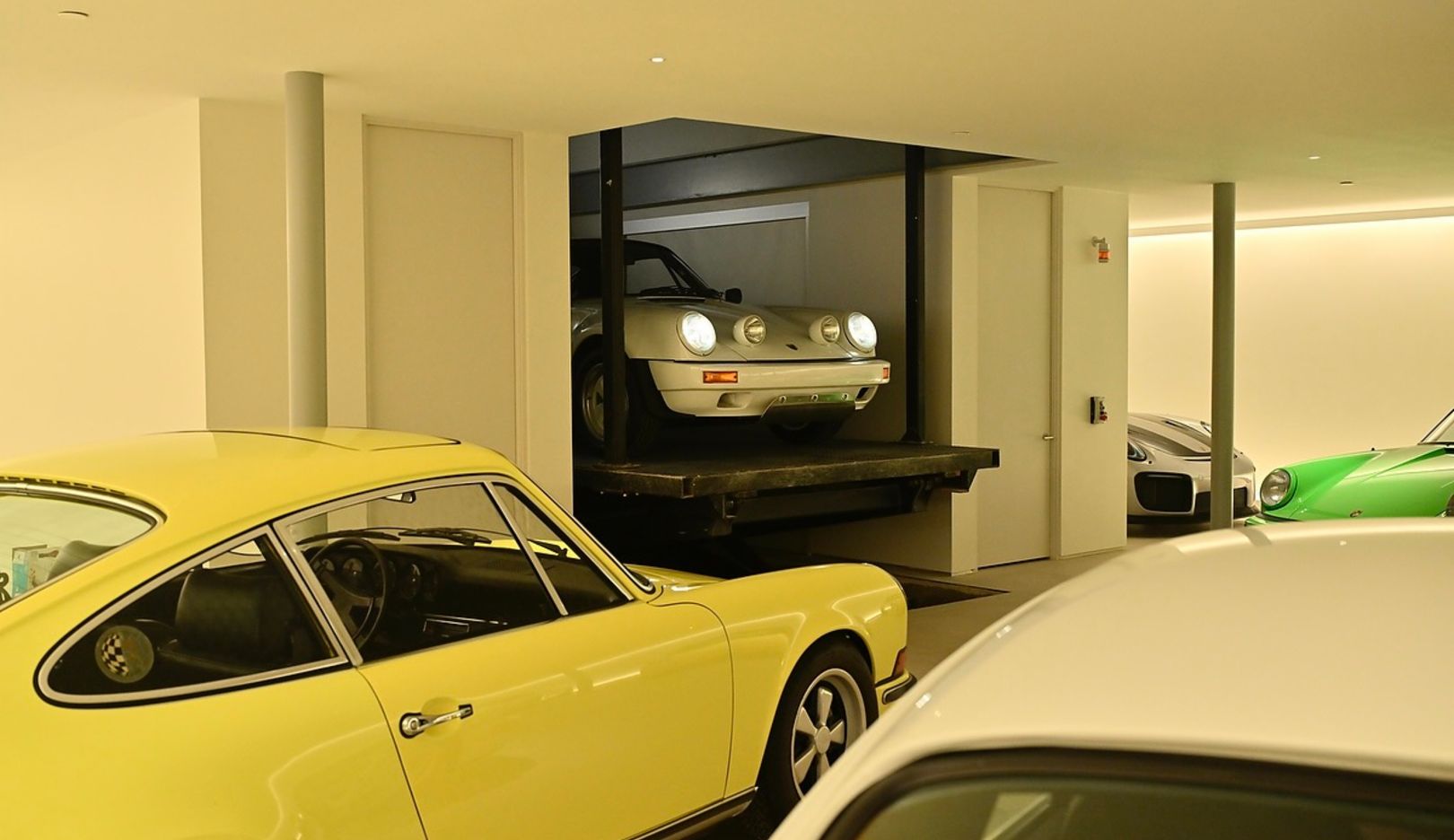 Wegen der Bauvorschriften, die nur drei überirdische Stellplätze erlauben, schuf Harris für seine Sportwagen Platz in der unterirdischen Garage.