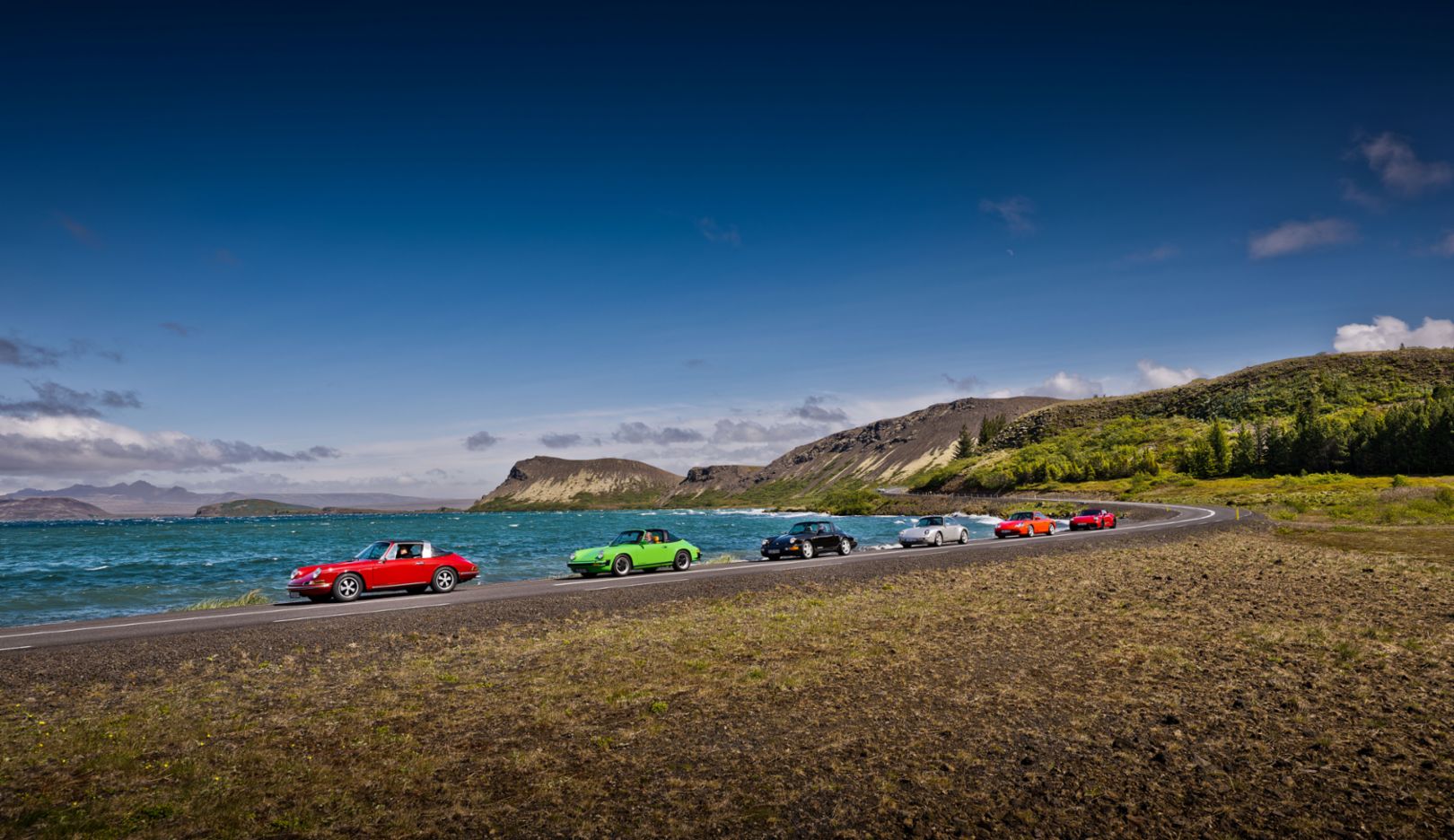 Dalla 911 originale (a sinistra) alla generazione 992: il viaggio in Islanda si trasforma in un raduno di famiglia delle Targa.