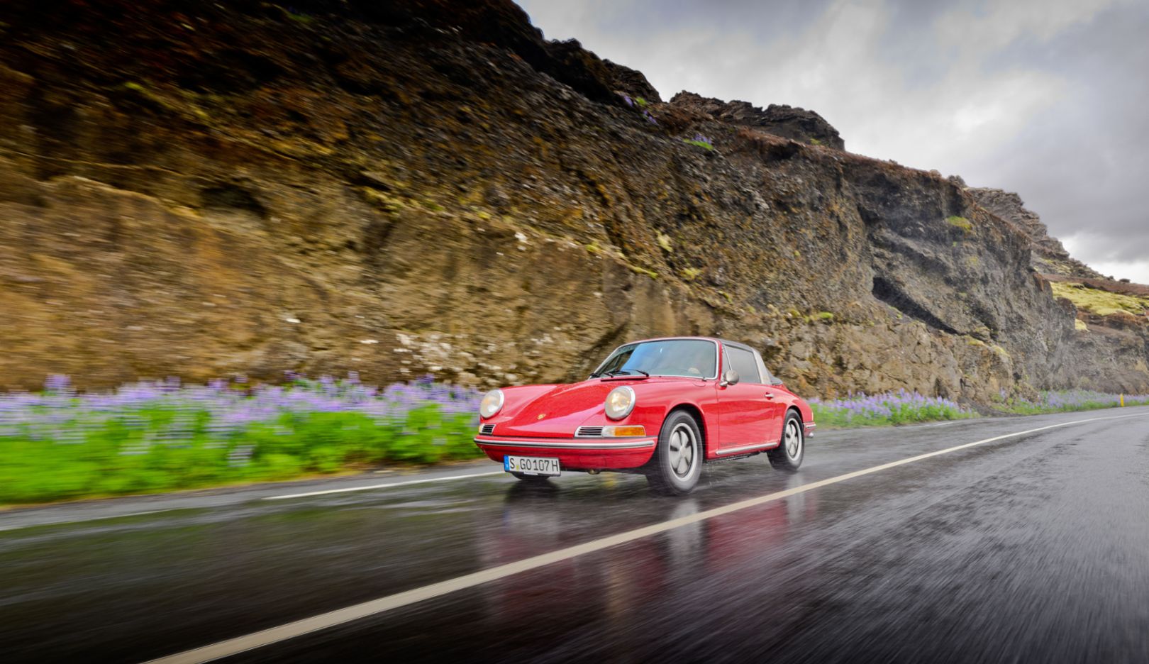 Sei generazioni della 911 Targa partecipano alla Heritage Experience, direzione Islanda. Qui: la 911 originale.