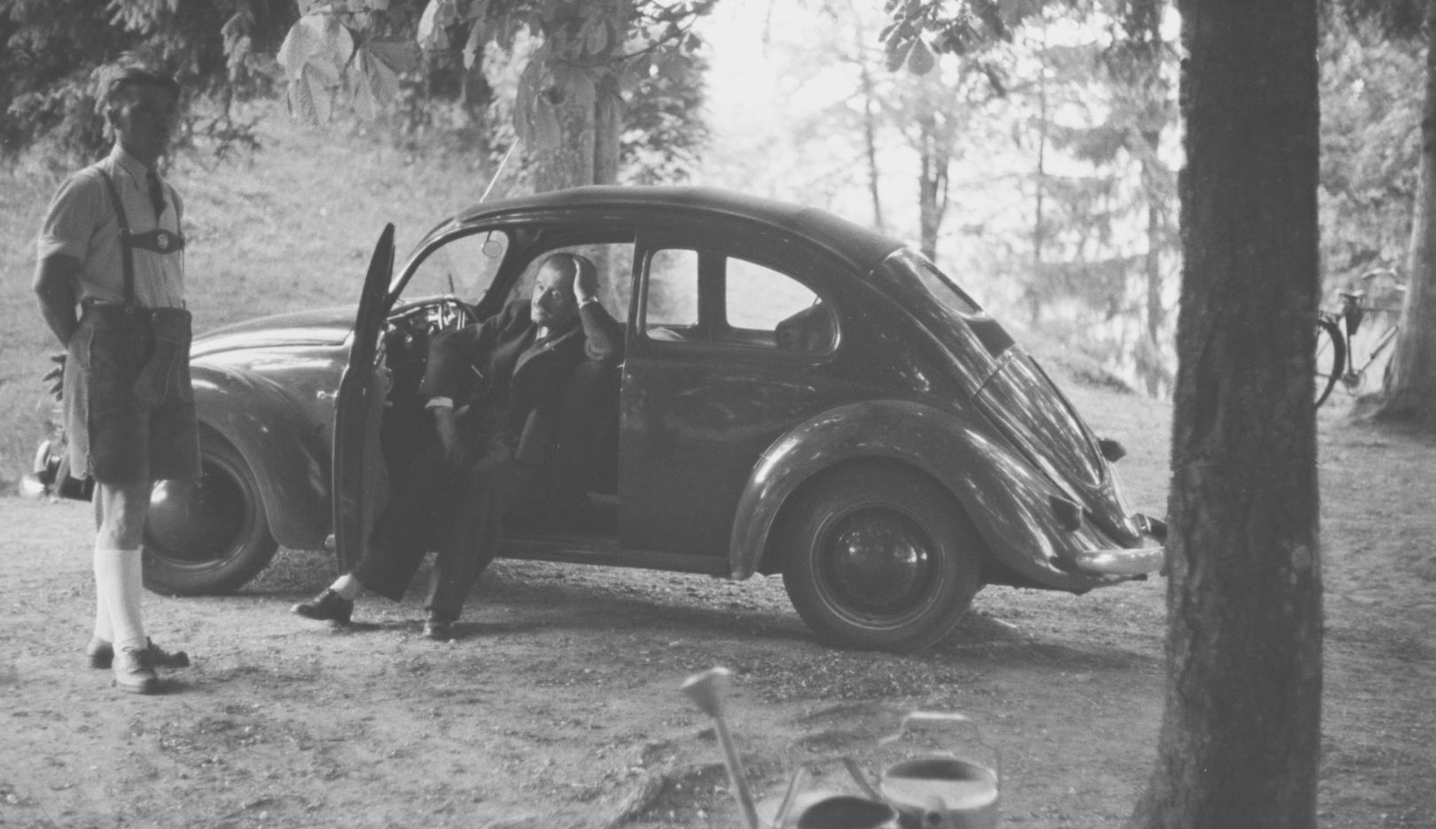 1940: Ferdinand Porsche with his Volkswagen at his villa on Lake Wörthersee.