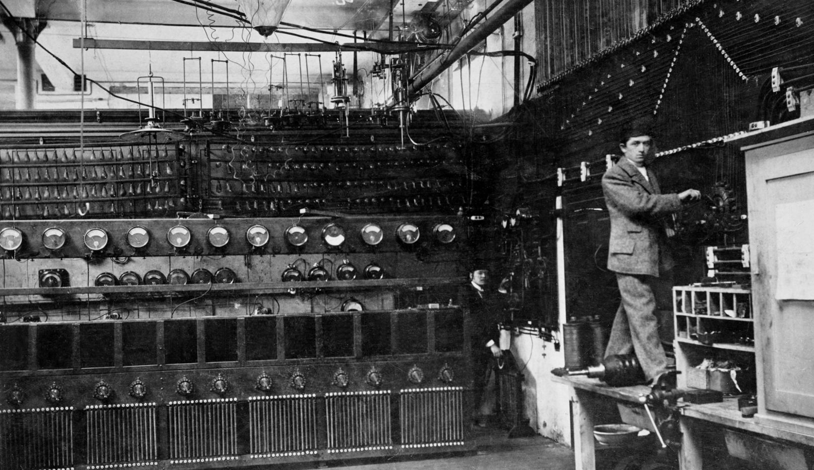 1896: Porsche during an outdoor installation job for Bela Egger & Co. He started working for the company in 1893 and, within four years, rose to become head of the testing room and assistant in the calculations office.