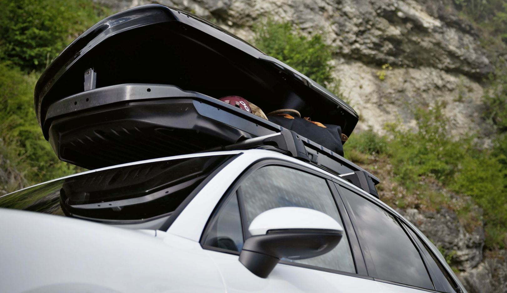 Roof der Wildnis: Zelt, Schlafsack, Rucksack – für einen Campingtrip braucht man jede Menge Equipment. Da kommen die 480 Liter Ladevolumen der Porsche Performance-Dachbox für bis zu 75 Kilogramm Zuladung gerade recht. Die Dachbox ist beidseitig zu öffnen und verträgt auf dem Cayenne Geschwindigkeiten bis 200 km/h. Sie ist nur in Verbindung mit dem Basisträger-Dachtransportsystem nutzbar, das übrigens auch für alle anderen Porsche-Aufsatzmodule (wie etwa den Fahrrad- oder den Ski-/Snowboardhalter) passt.
